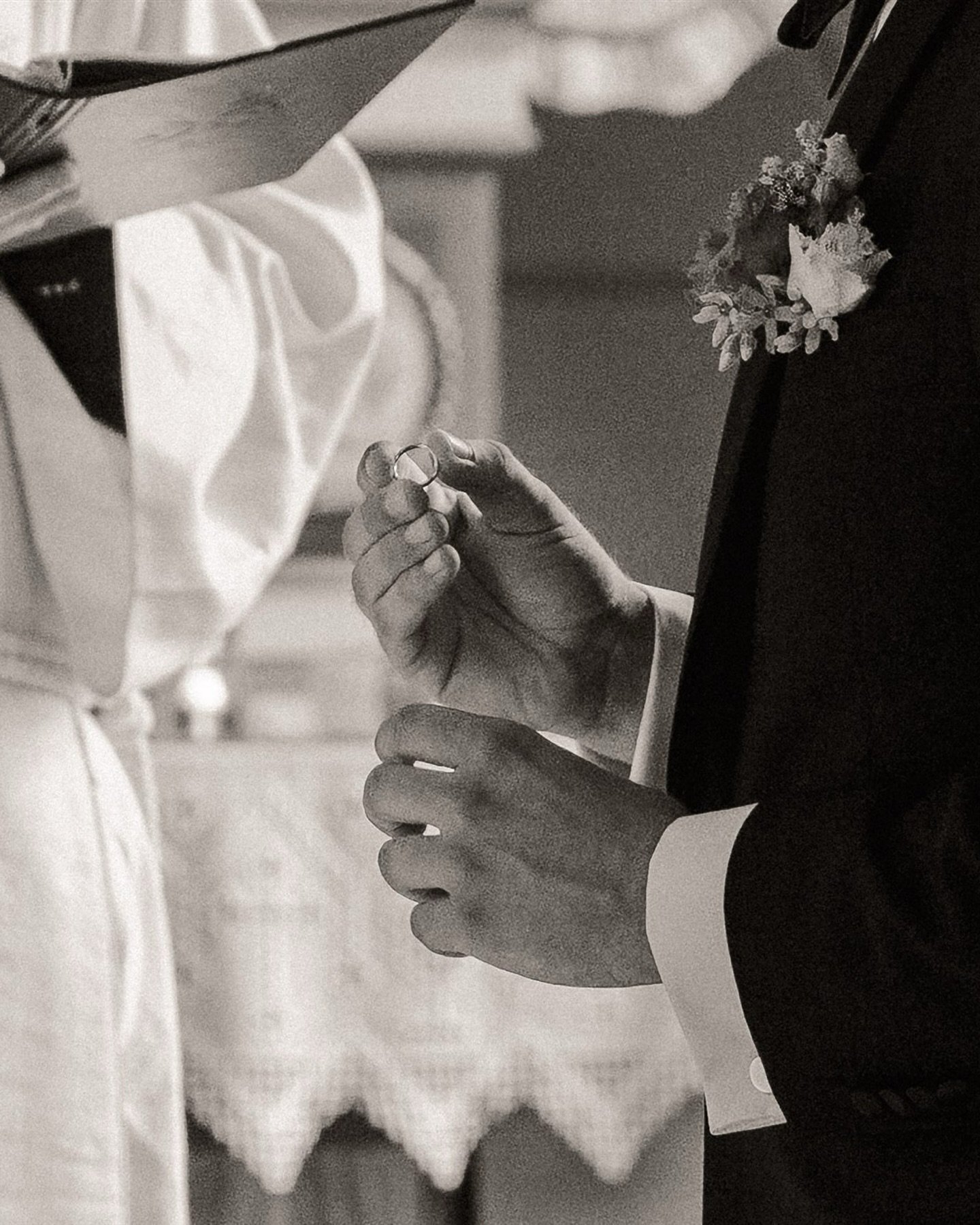 A few of my favorite frames from A &amp; J&rsquo;s ceremony 💍 
Slide 11 got me weeping 🥹

&mdash;&mdash;
Vendors: 
&bull; Dress: Kristins brudesalong/ Essence of Australia @kristinsbrudesalong 
&bull; Veil: Poirier
&bull; Shoes: Avalia
&bull; Brace