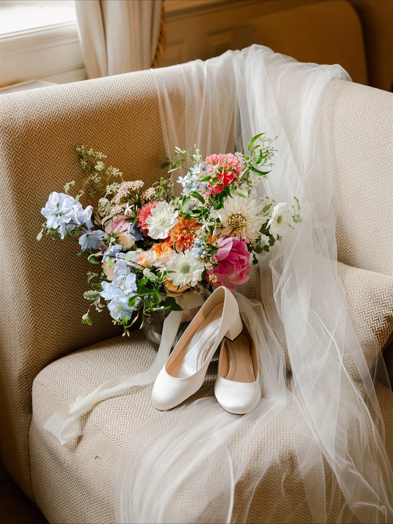 Details, details, details ✨ England edition 

venue: @tonbridge.school @tonbridgeschoolevents 
florals: @starandtherose 
hair: @d_halloffame 
mua: Jane Moon 

&mdash;&mdash;
#feel_wedvibes #wedvibes #authenticlovemag #voguescandinavia #britishvogue #