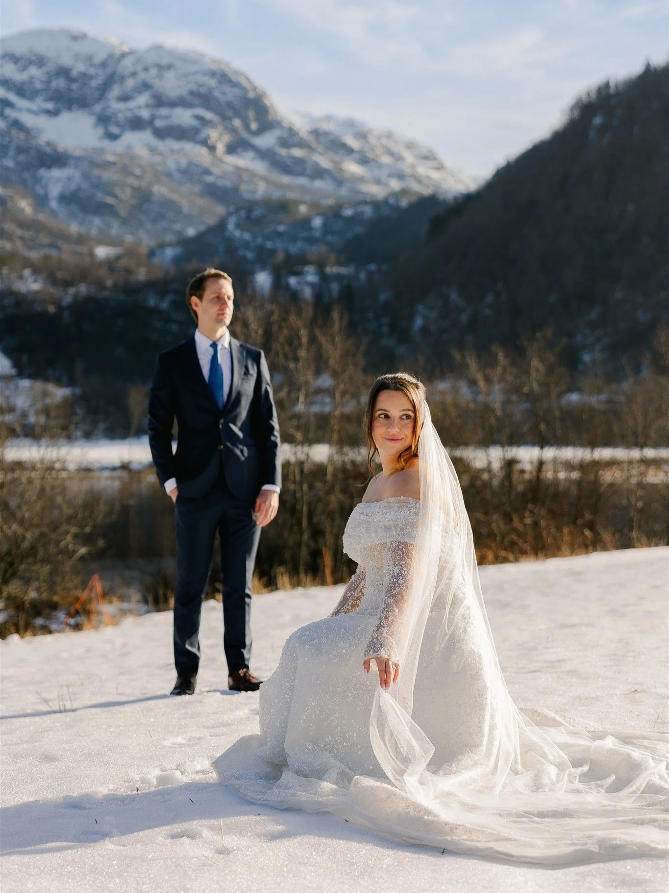 Second shoot with S &amp; V went a little like this 🥹🩵

&mdash;&mdash;
#winterwedding #bryllupnorge #vestlandfotograf #bryllupsfotograf #vinterinspo