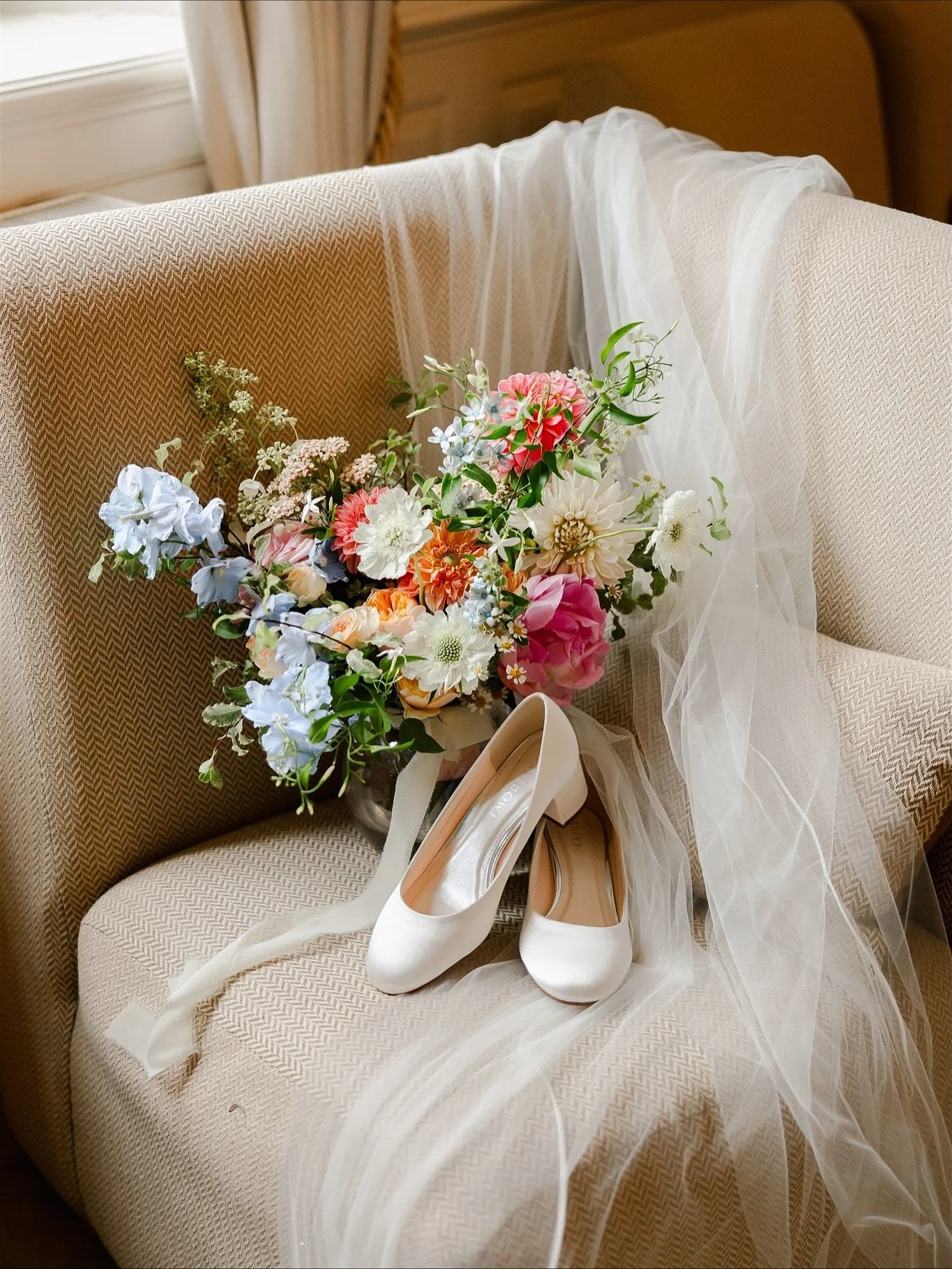 Details, details, details ✨ England edition 

venue: @tonbridge.school @tonbridgeschoolevents 
florals: @starandtherose 
hair: @d_halloffame 
mua: Jane Moon 

&mdash;&mdash;
#feel_wedvibes #wedvibes #authenticlovemag #voguescandinavia #britishvogue #