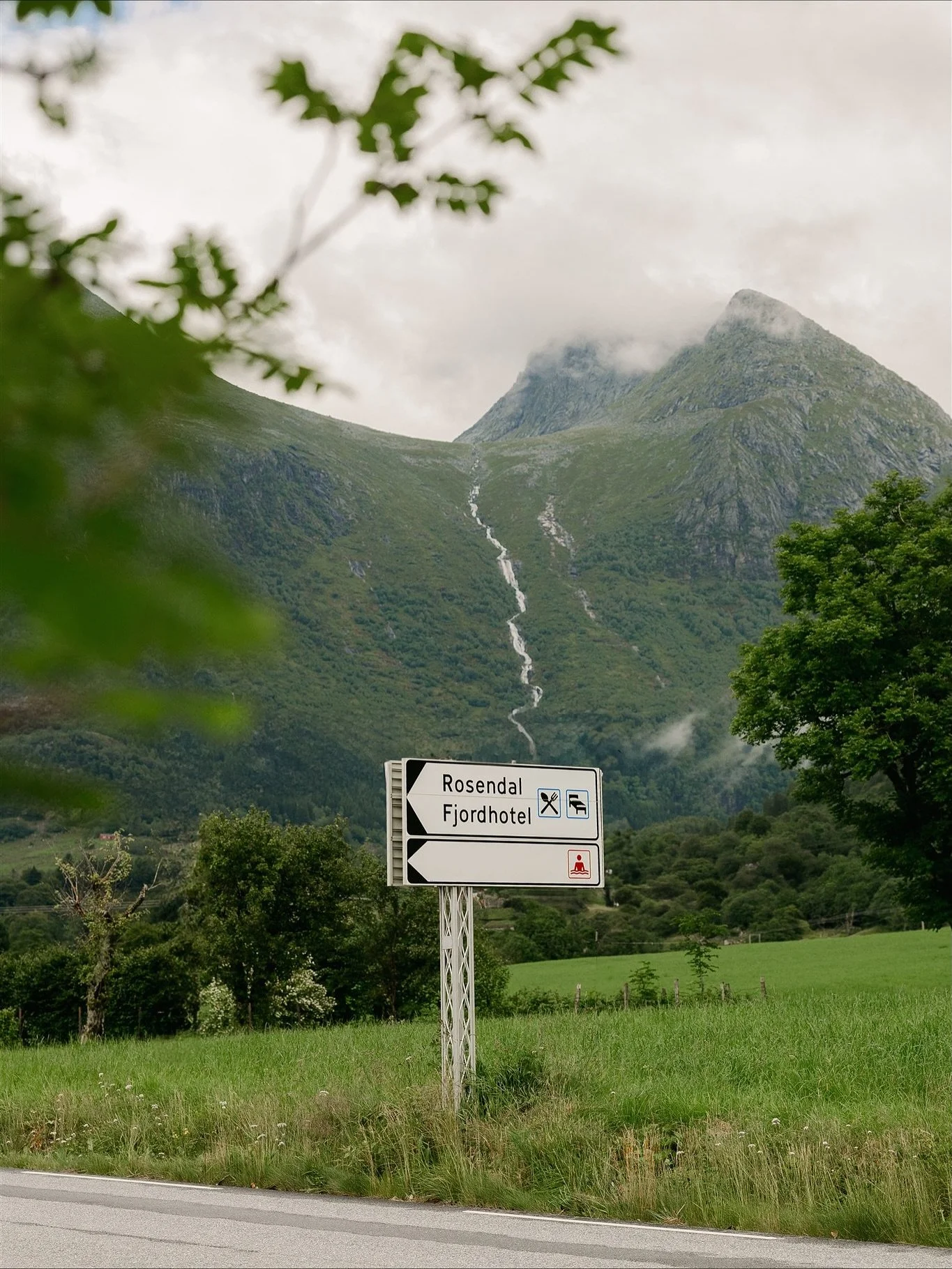 A few glimpses from a rainy Saturday morning in Rosendal. 🌧️
The skies opened, but H &amp; T never missed a beat &mdash; calm, joyful, and so present with one another. Proof that love (and a good attitude) can make even the wildest weather feel magi