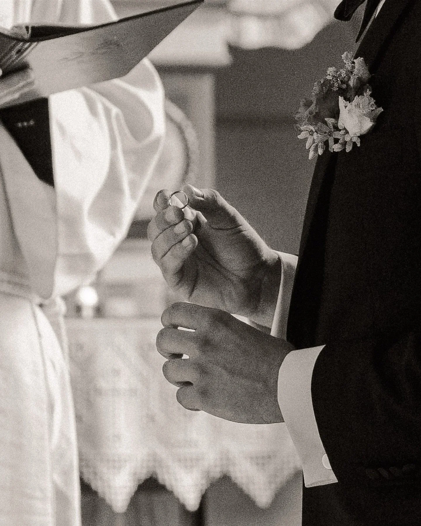 A few of my favorite frames from A &amp; J&rsquo;s ceremony 💍 
Slide 11 got me weeping 🥹

&mdash;&mdash;
Vendors: 
&bull; Dress: Kristins brudesalong/ Essence of Australia @kristinsbrudesalong 
&bull; Veil: Poirier
&bull; Shoes: Avalia
&bull; Brace