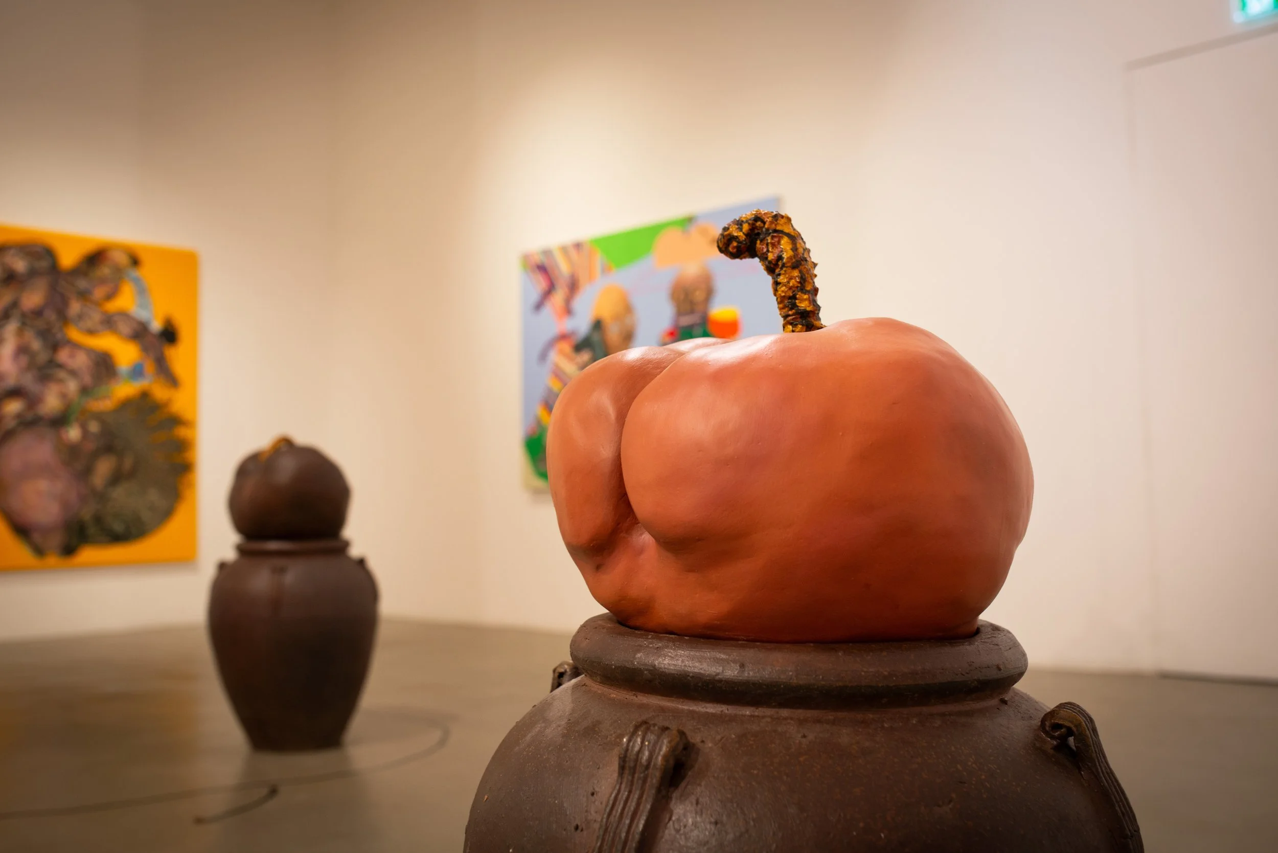 Nomad, 2023. Ceramic jar, clay, expanding foam, acrylic paint interactive kinetic robot — 92 x 40 x 40 cm