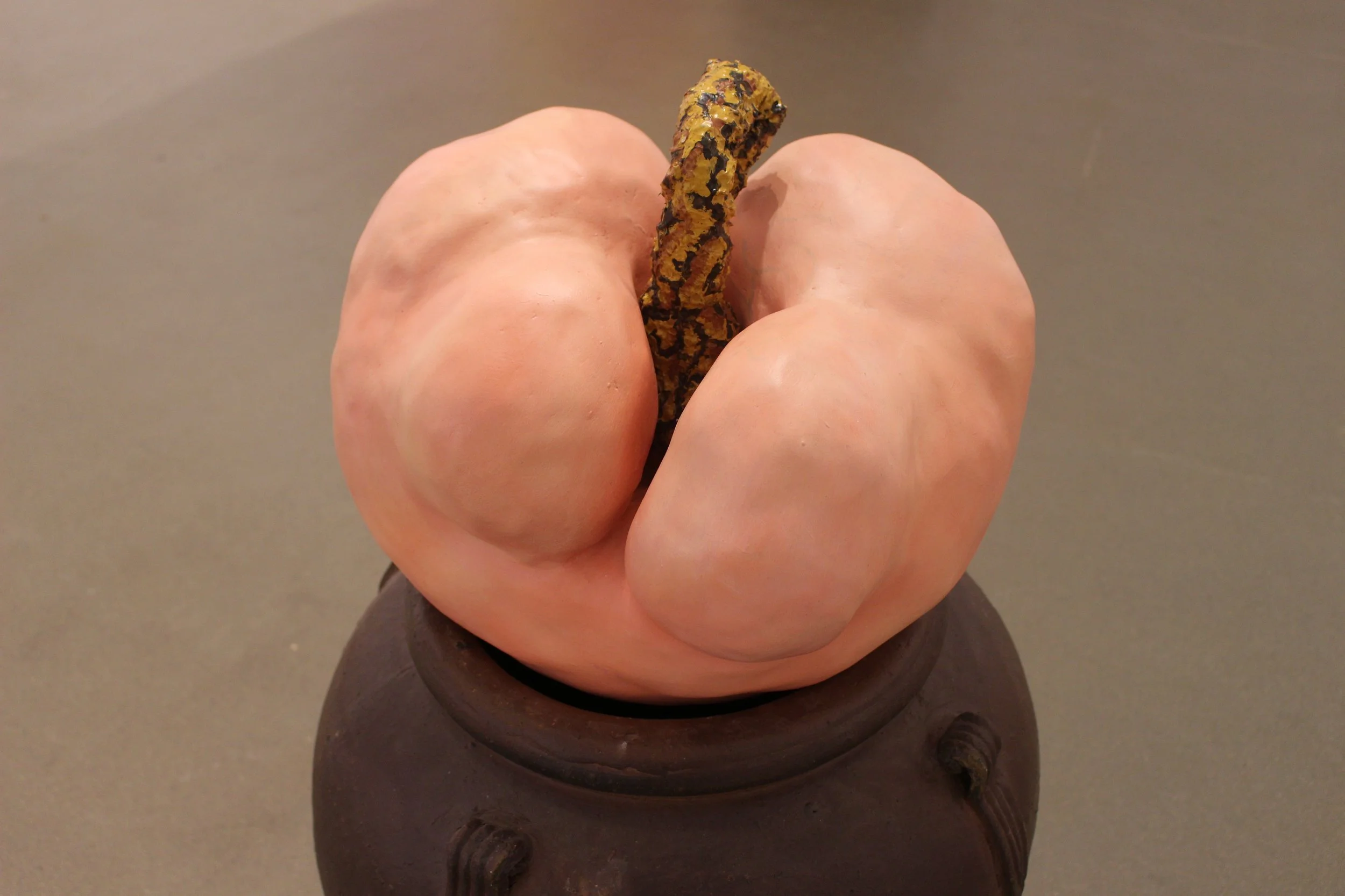 Nomad, 2023. Ceramic jar, clay, expanding foam, acrylic paint interactive kinetic robot — 92 x 40 x 40 cm