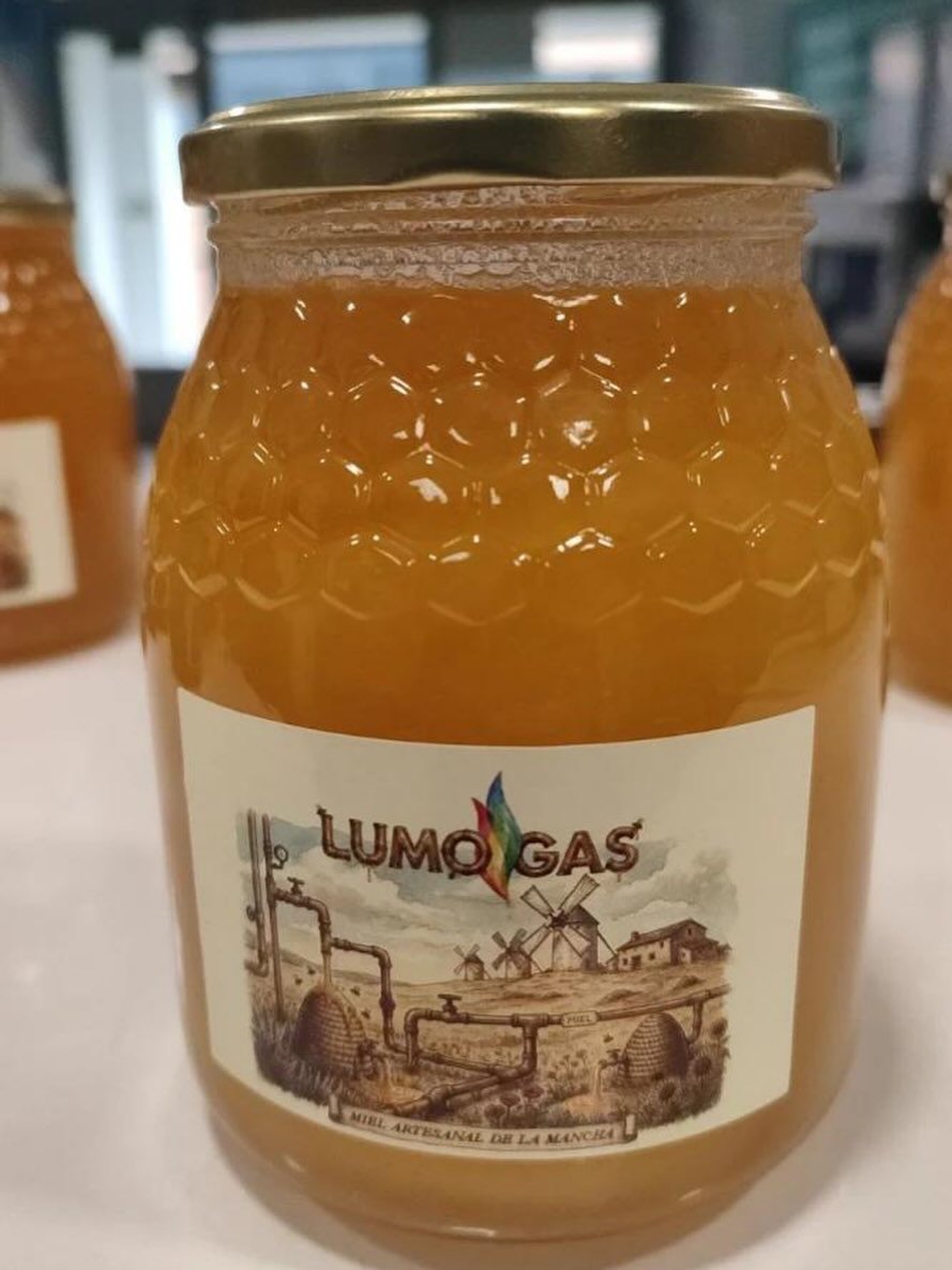 Para nosotros, el compromiso con nuestros clientes forma parte de nuestro ADN, porque si algo nos importa, es que sientan que estamos siempre ah&iacute;, para lo que necesiten.

🍯 Estas Navidades, hemos querido tener un detalle con ellos, para acerc
