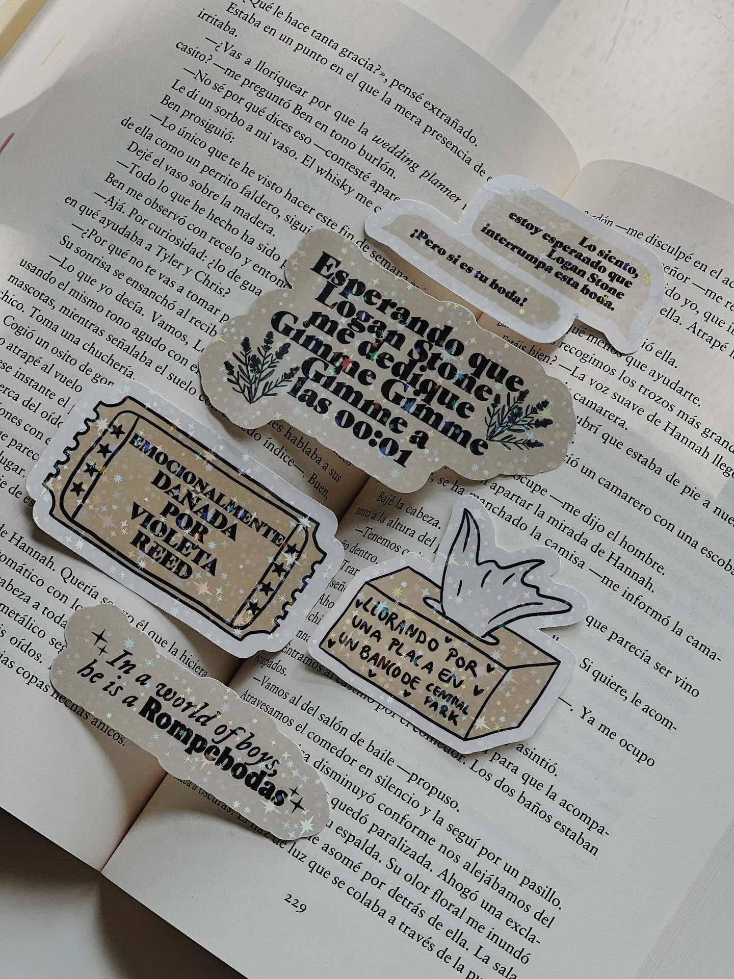 Os recuerdo que aun quedan stickers de Si es perfecto no es amor en la web girliesss💗

www.anhelostudio.com