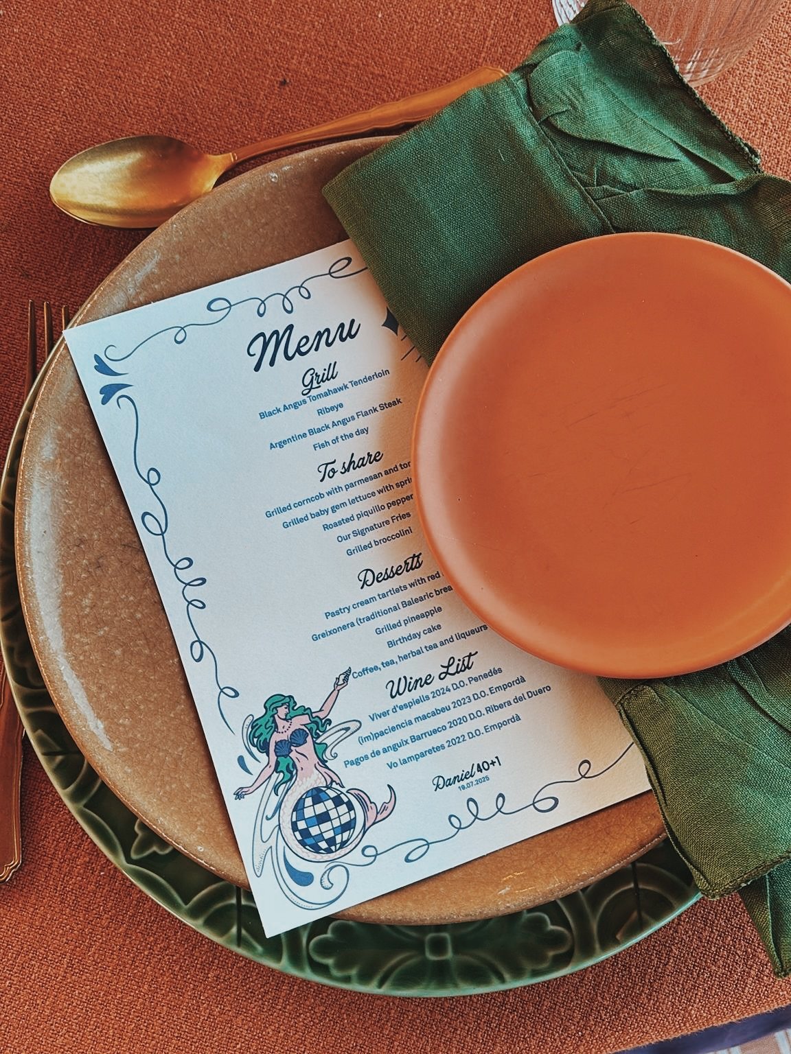 Men&uacute; y servilleta personalizada indicando el seating para un cumplea&ntilde;os muy especial en una isla a&uacute;n mas especial🩵

@lasmilagrosas.events 
@21demarzo 
@nawi_lightandsound