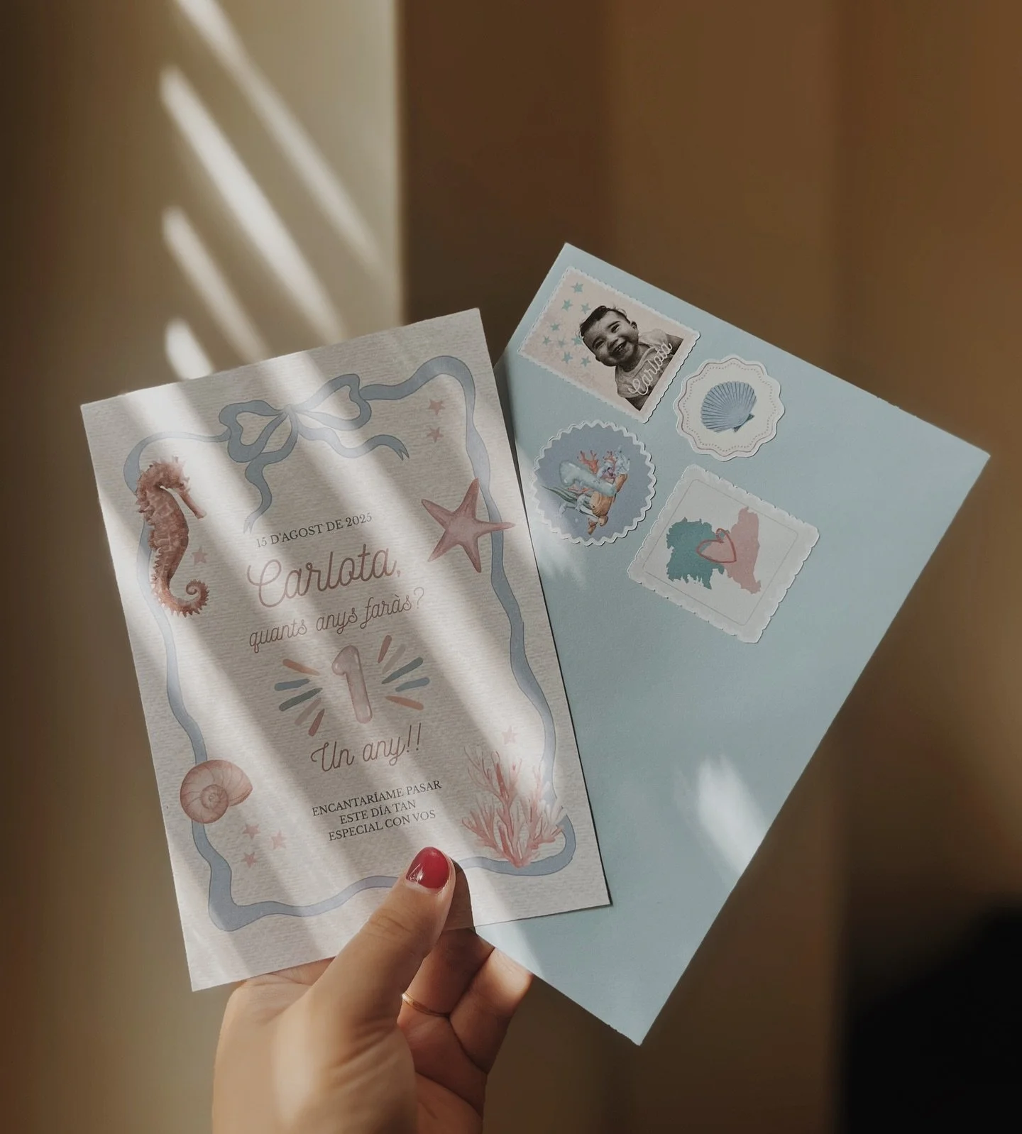 Este Agosto he dise&ntilde;ado la invitaci&oacute;n del primer cumplea&ntilde;os de un bollito 🍞 muy especial, con tem&aacute;tica de la costa🐚🌊
&iquest;Mi parte favorita? &iexcl;Esos sellos personalizados!

Feli&ccedil;itats princess🫶🏻👸🏻

💌 