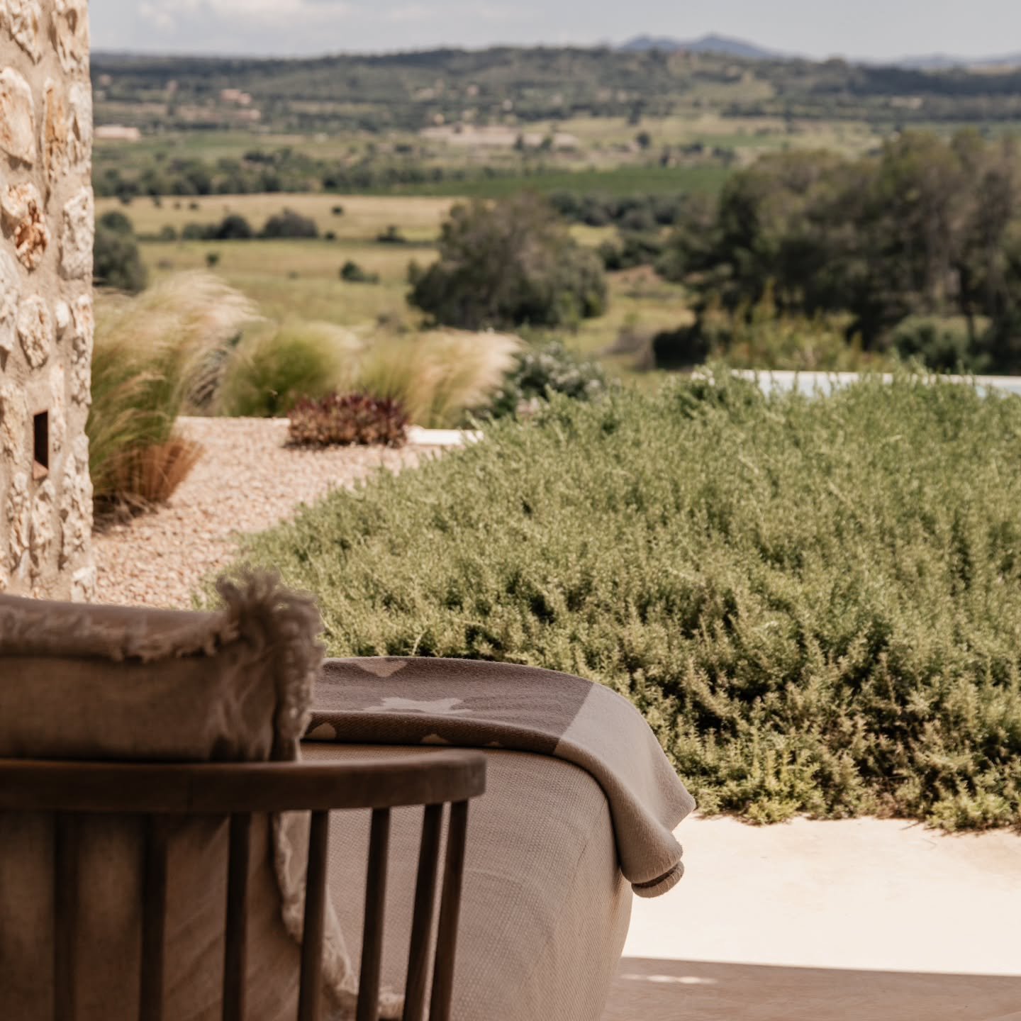 A Tranquil Escape 

Imagine waking up to the sound of birds, not traffic. To light, not alarms. 

Son Vallfog&oacute; is more than a home. It's a way of life-quiet, grounded, connected to the land. Located just outside the village of Sineu, this finc