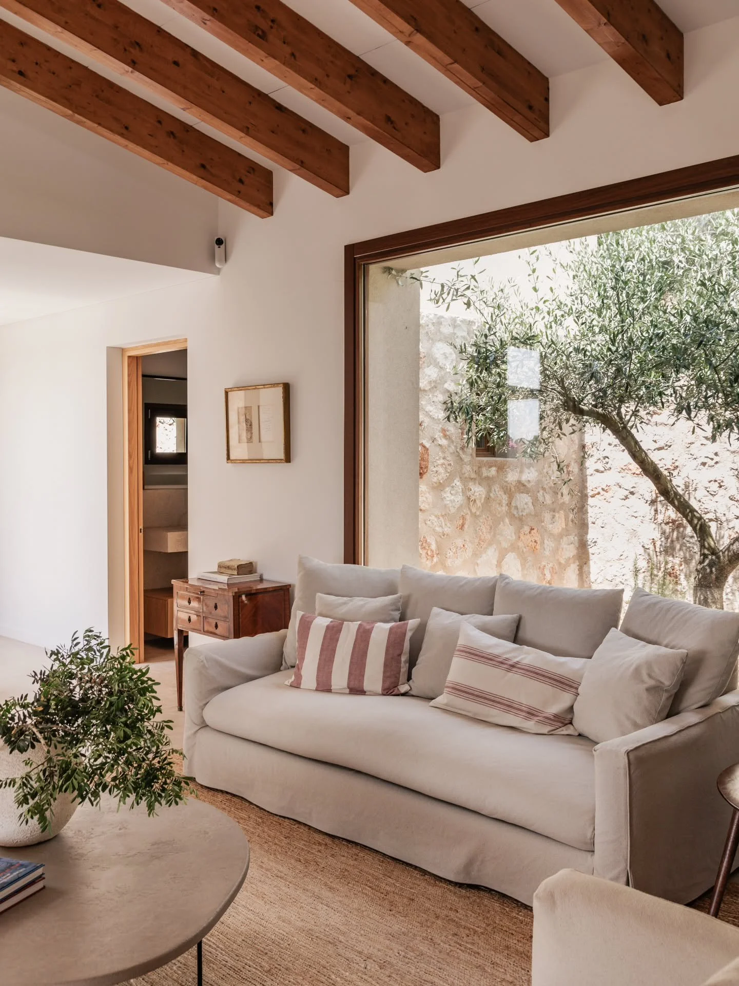 The light rests gently, 
filtered through olive branches 
and stone walls that have seen centuries pass. 

Inside, calm takes shape 
in textures of linen, 
the warmth of wood, 
and the silence of a room 
that seems to breathe with the land. 

Na Tosc