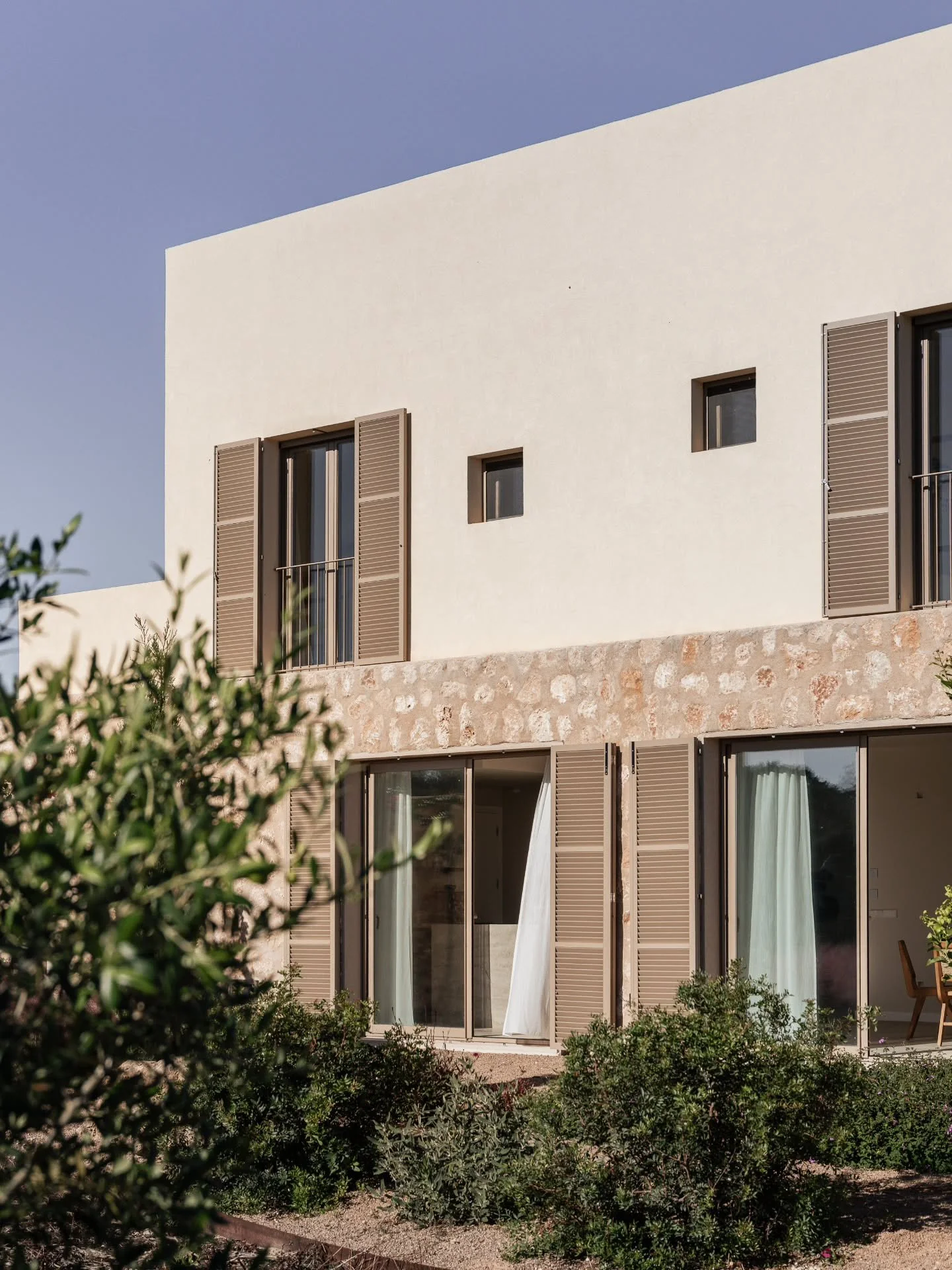 A gentle breeze flows through every room, 
blurring the lines between inside and out, 
letting each corner breathe life, 
nature, and serenity. 

Living in the countryside 
has never felt this alive &mdash; 
yet you&rsquo;re just a heartbeat 
away fr