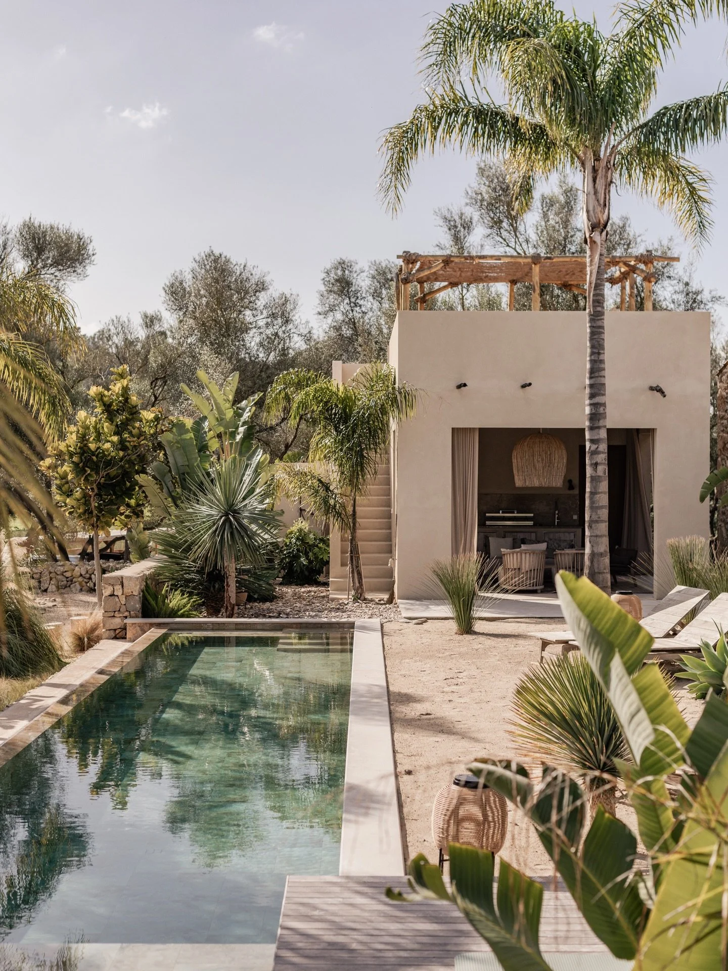 One of the most important aspects of our interior concepts is balance.

At Can Bordoy, this philosophy comes to life through a timeless Mediterranean style. We create spaces where you can choose.

Sun or shade.
Togetherness or retreat.
Activity or st