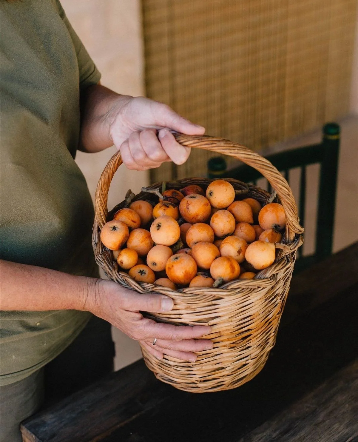 Mallorca is made of simple things.

Of fruit picked in season.
Of long lunches that turn into endless conversations.
Of tables shared with friends and family.

Of the sea, always close.
Of mountains that shape the landscape.
Of villages where time se