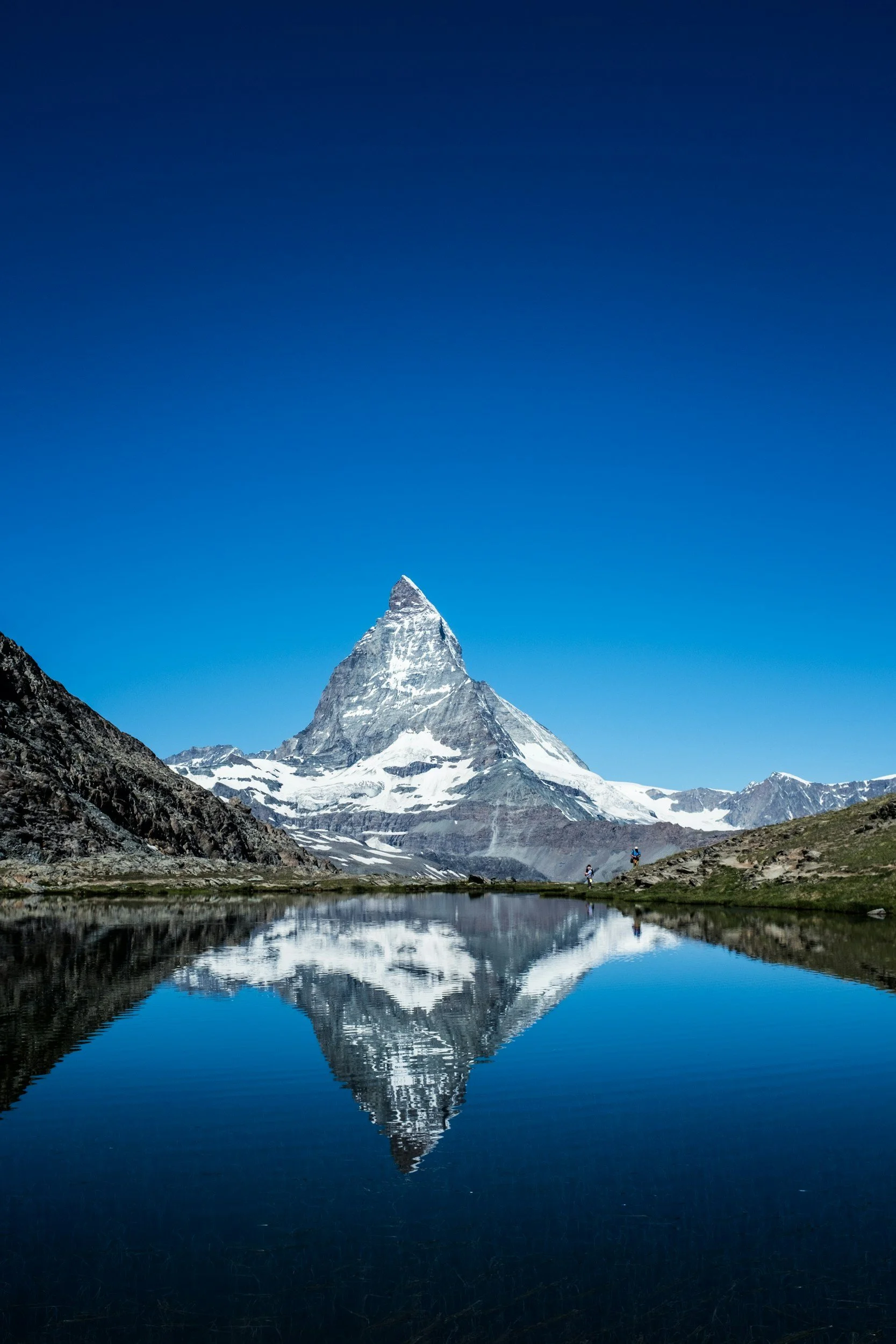 Fotografia che rappresenta la montagna iconica del Cervino o Matterhorn situata nel Cantone Vallese in Svizzera. Immagine scattata durante un trekking in Svizzera.
