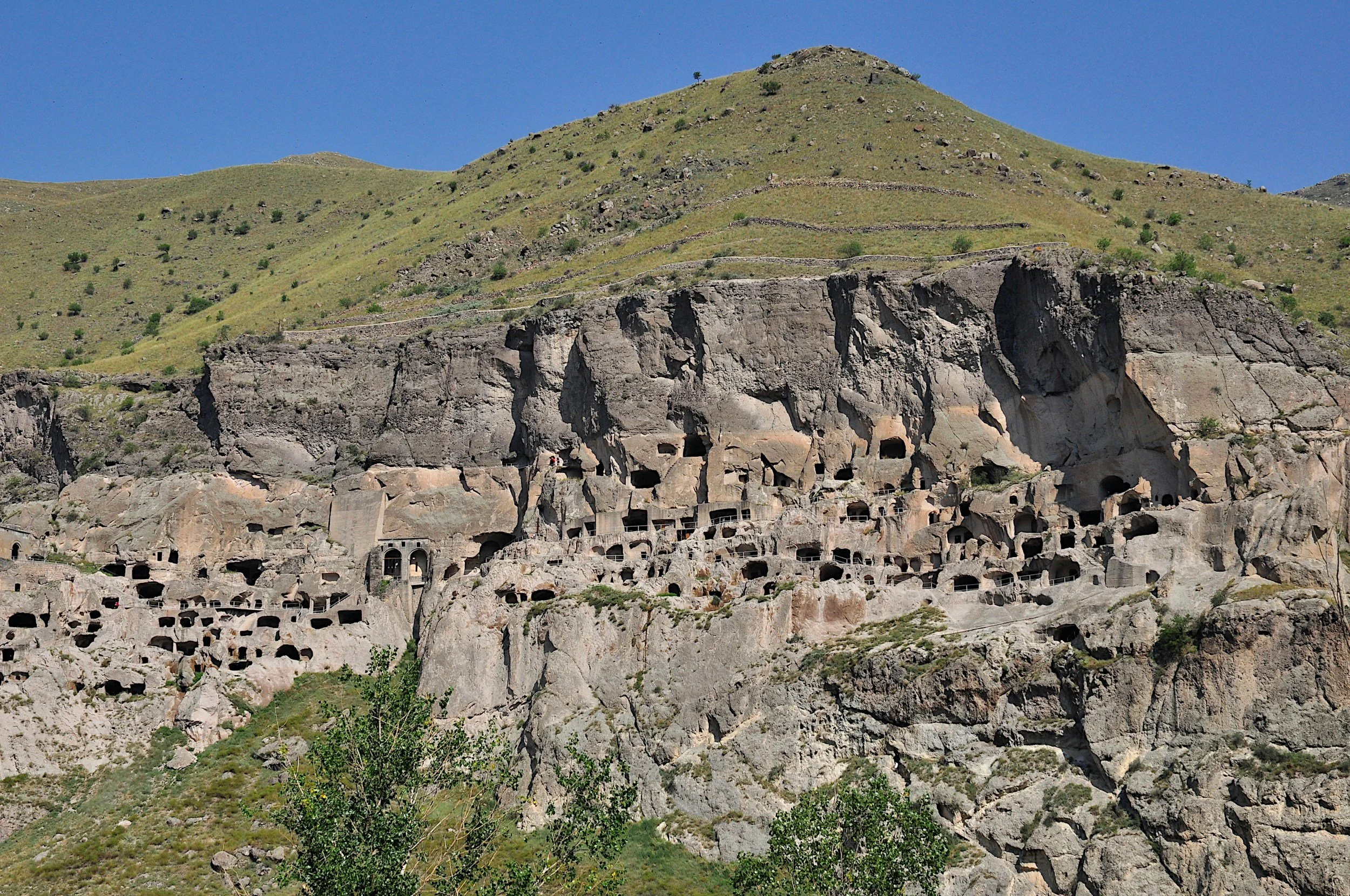 Immagine del complesso rupestre di Vardzia in Georgia, sito storico scavato nella roccia de monte Erusheti