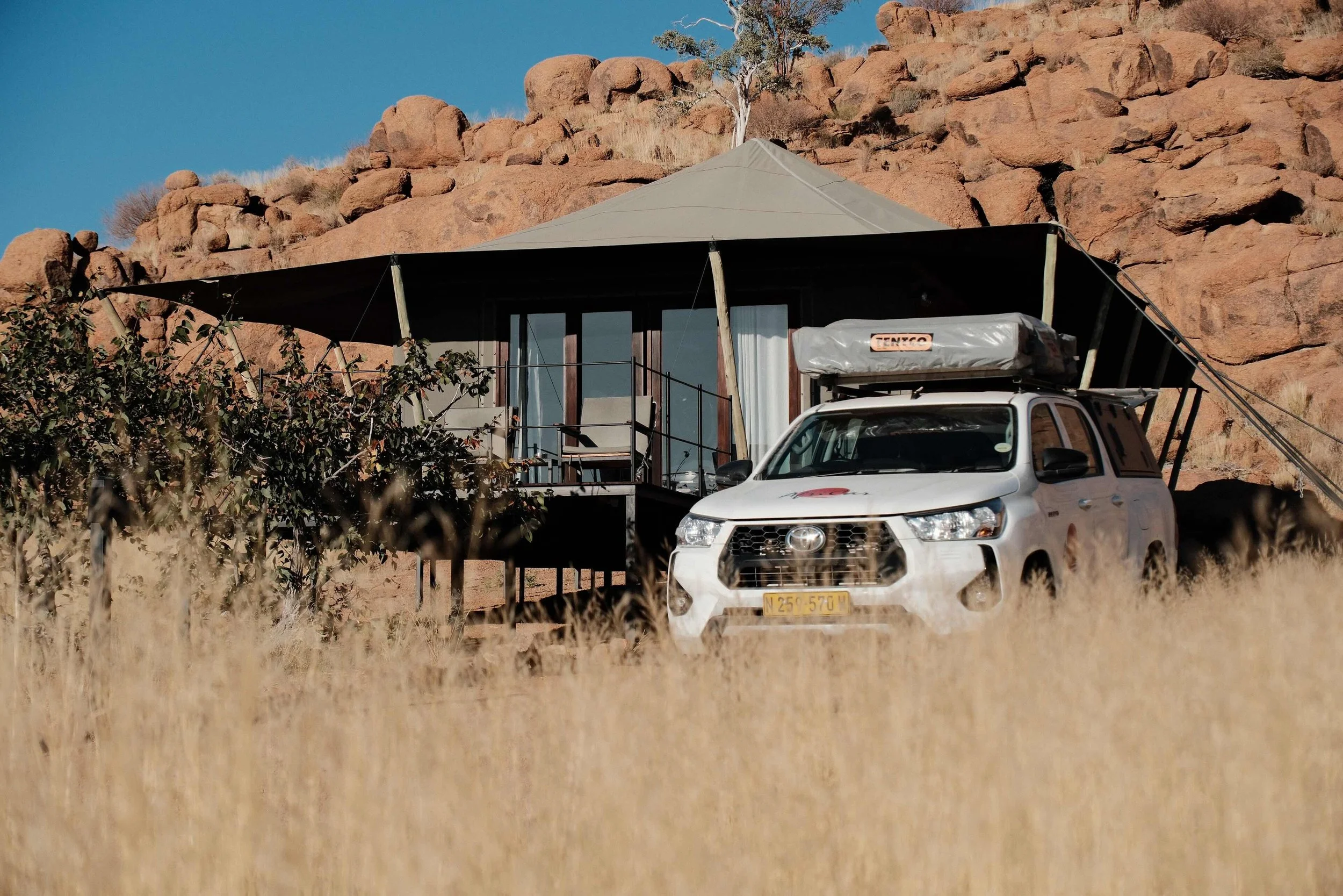 Namibia Self-Drive in 4x4 e Tenda sul Tetto: Guida al Viaggio Autentico Tra Lodge e Safari