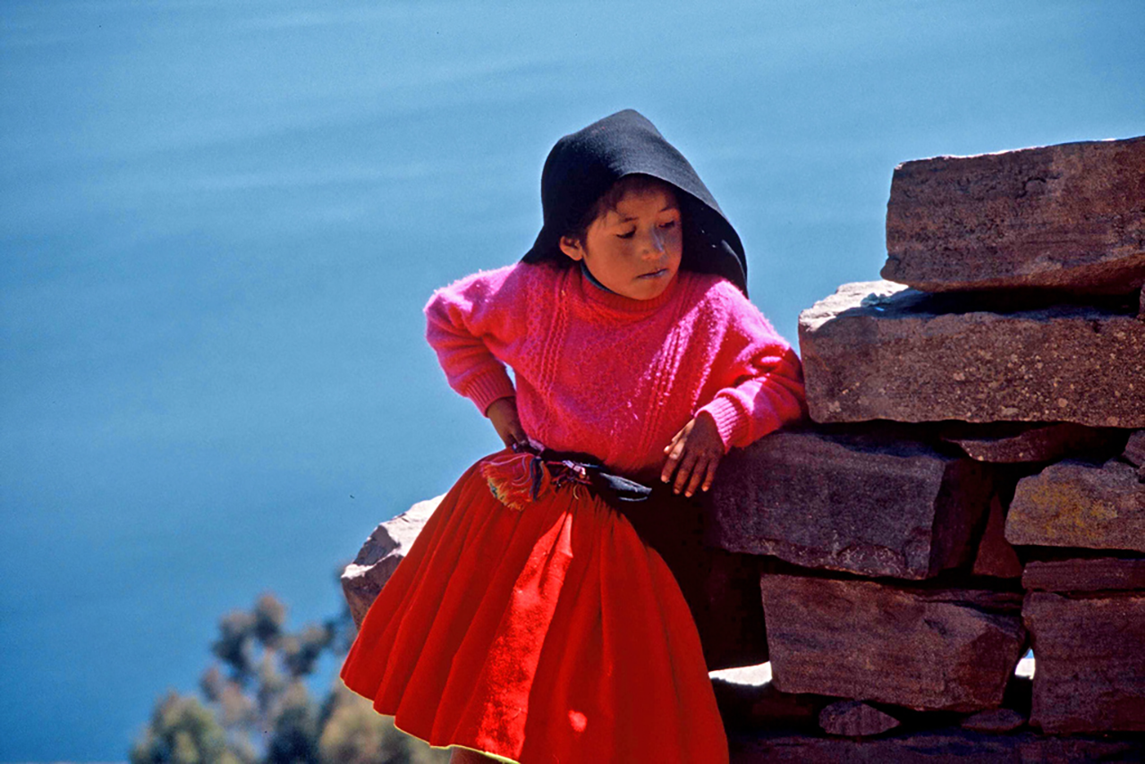Bambina fotografata sull'Isola di Taquile situata sul lago Titicaca in Perù