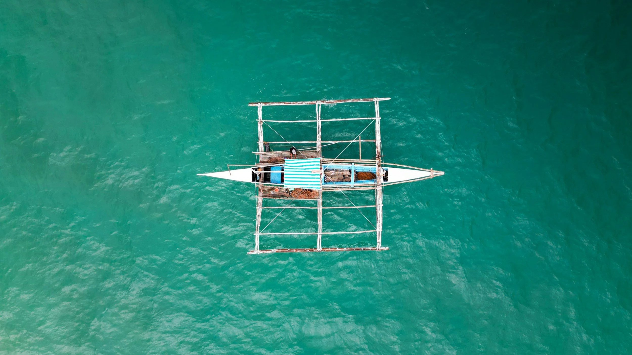 Questa immagine scattata durante un viaggio fotografico nelle Filippine. La fotografia mostra una tipica barca a bilanciere (Bangka) che viene usata sia per la pesca che per il trasporto di turisti tra le isole.