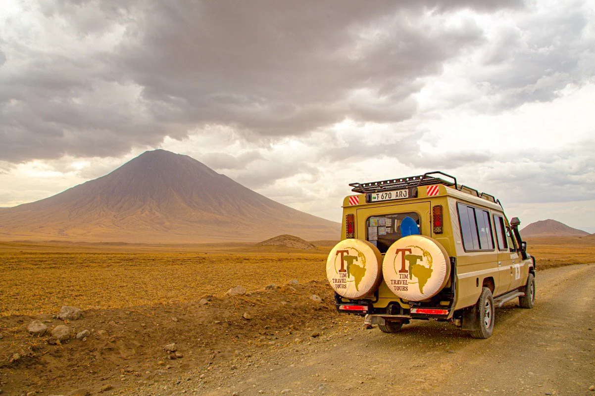 Fotografia del vulcano Ol Doinyo Lengai scattata durante un safari in Tanzania. Un' avventura in fuoristrada attraverso la Rift Valley, situata a sud del Lago Natron