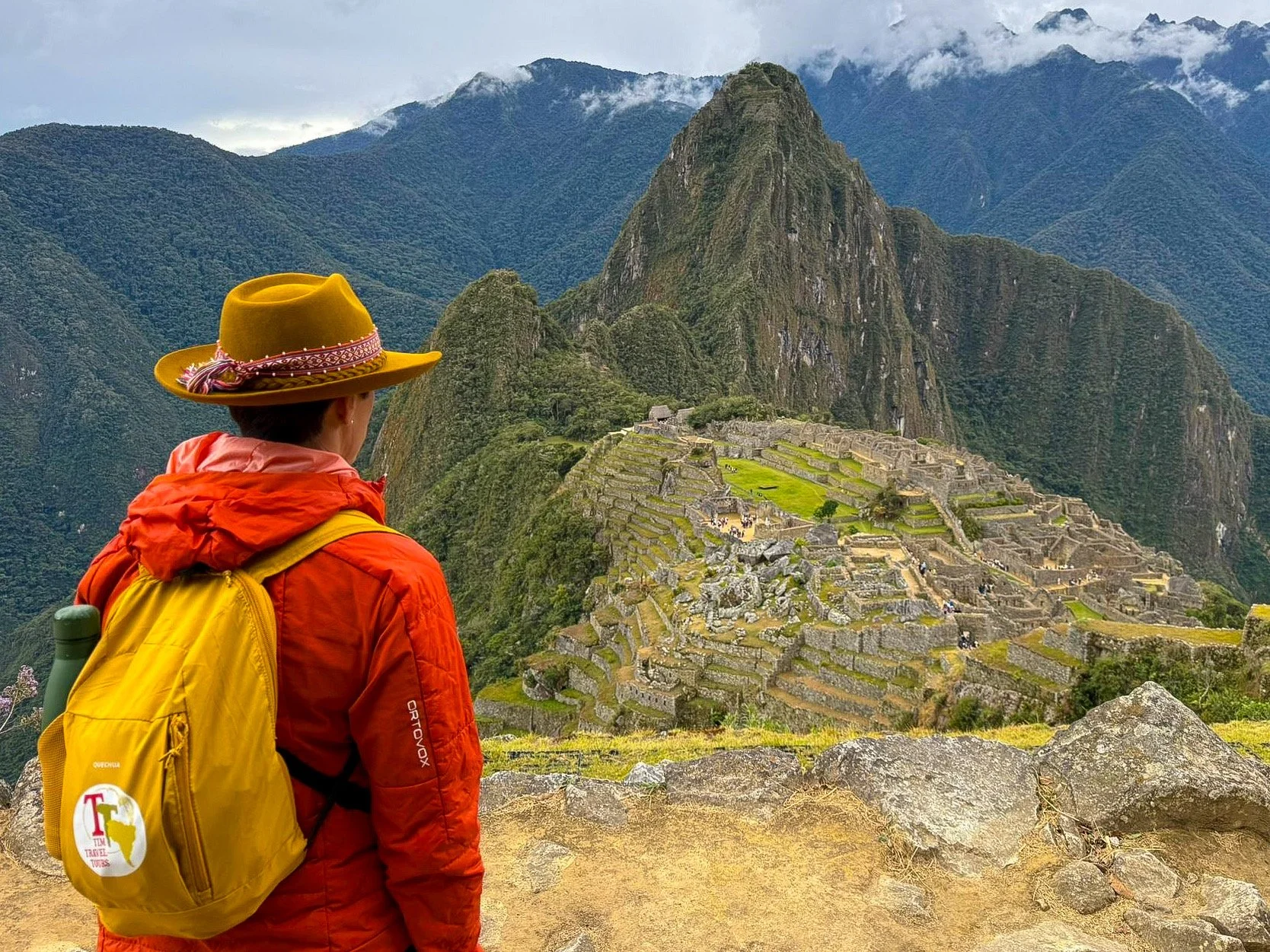Questa fotografia rappresenta la vista sul sito archeologico Inca del Machu Picchu in Perù arrivando a piedi dal famoso Cammino Inca o Inka Trail