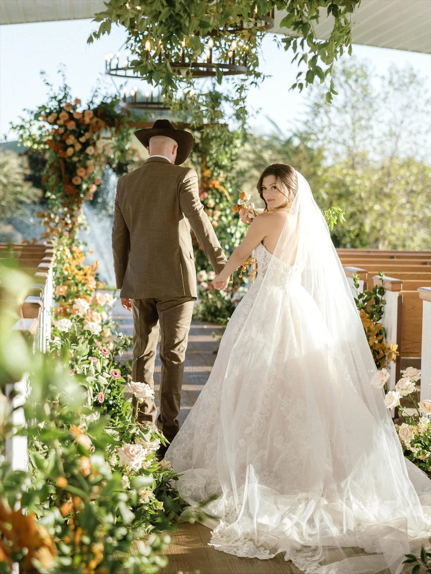 Have I mentioned fall is my favorite season??! The colors and the lighting are simply unmatched. Safe to say this won&rsquo;t be the last post I make from this perfect day in Nashville. 💛🍂

Planning: @heatherbengeofficial @alexiawoolumssaa 
Photogr