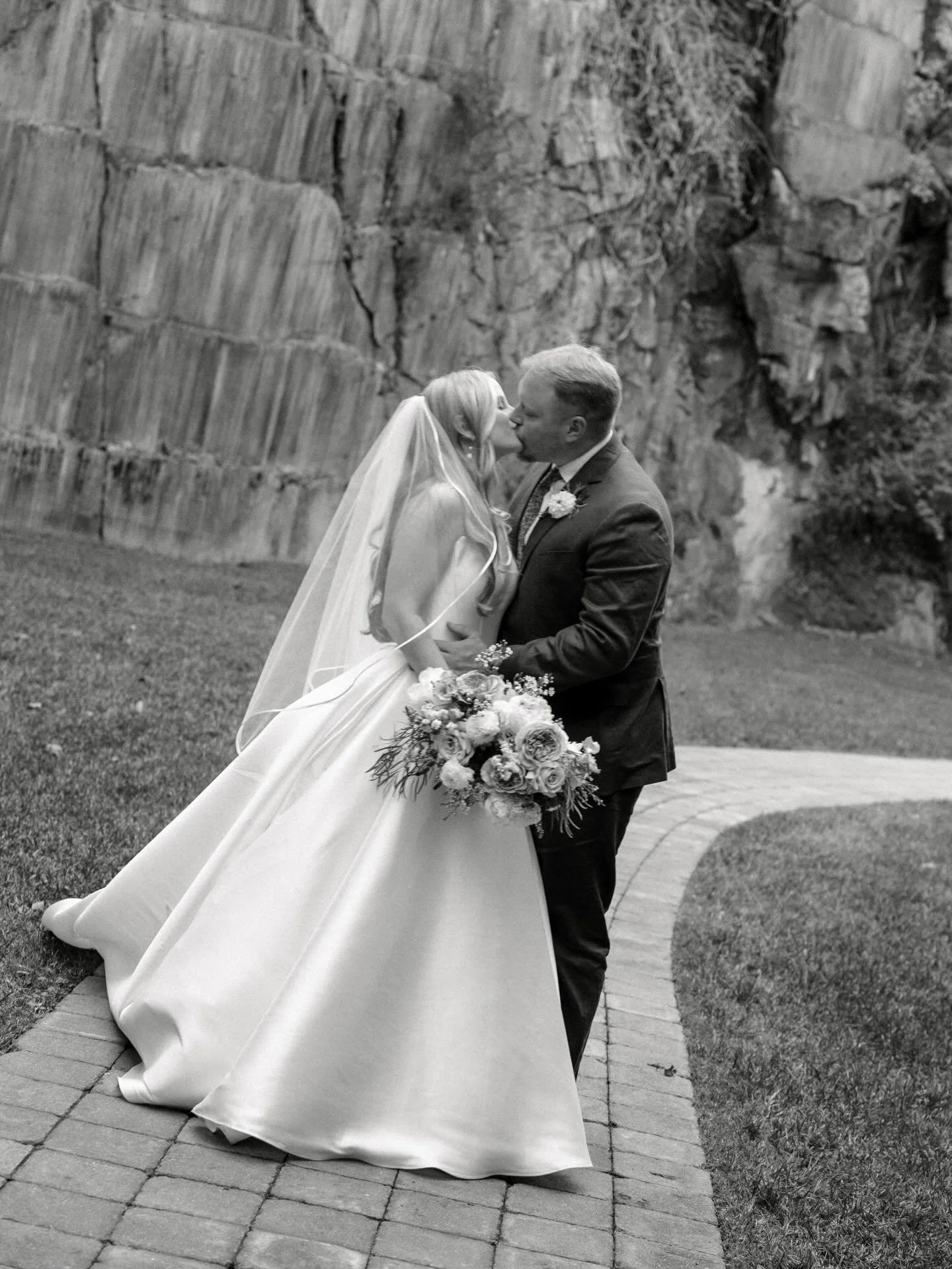 A day as beautiful as Elaina &amp; Samuel&rsquo;s seems impossible to fully tell the story of in a 20 photo limit Instagram post, but here are a few favorites that I&rsquo;ve been eager to share. ❤️

Planning: @theexclusive_planninganddesign 
Photogr