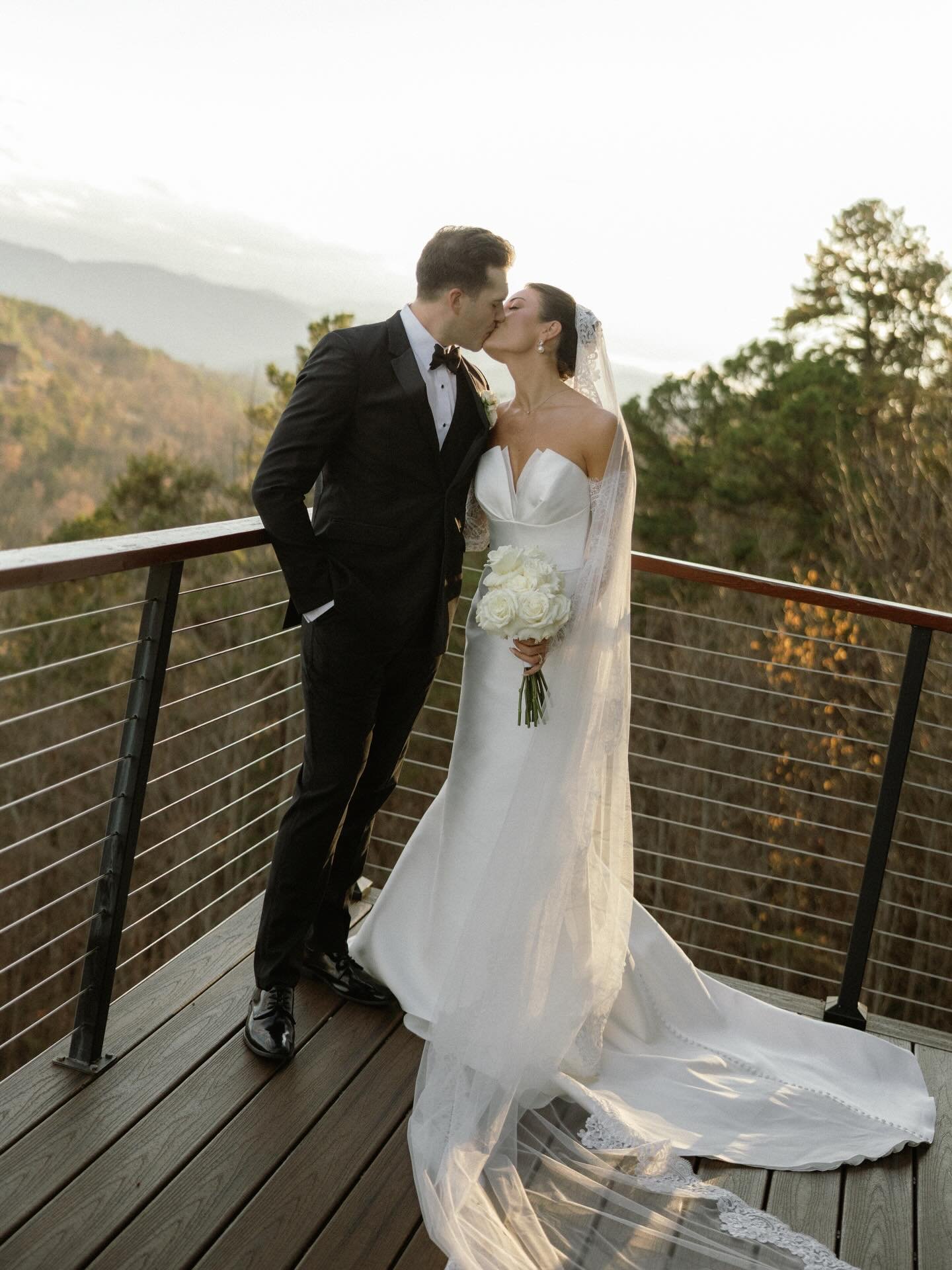 The first of many post of the Freeland wedding. Beautiful doesn&rsquo;t even begin to describe this day. Can&rsquo;t wait to share more. 🖤
.
Planning: @lakelin_everlyandco at @everly_andco 
Photography: @torilynnephoto 
Venue: @thetrilliumvenue 
Flo