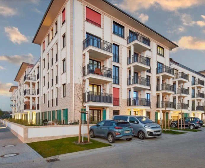 Nachhaltig gestaltete Stellplätze mit integrierten Pflanzbeeten und Baumpflanzungen