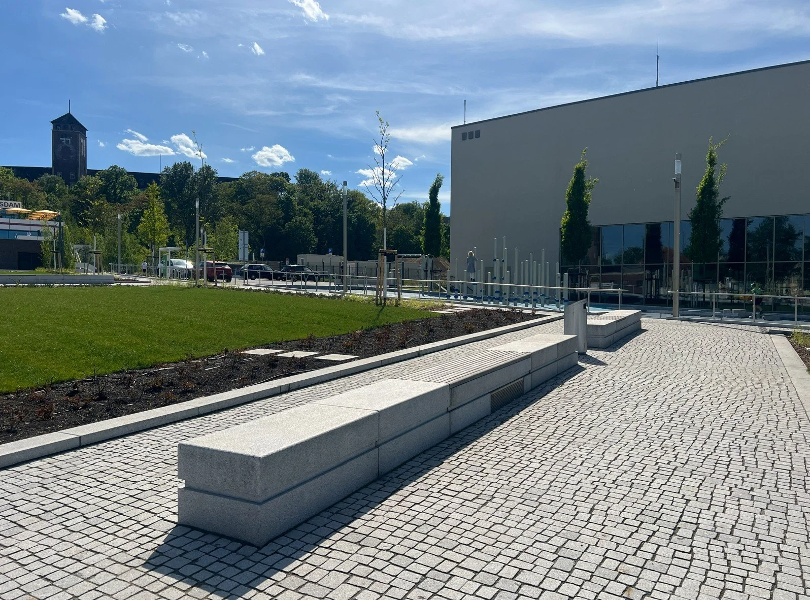 Sitzmöglichkeiten aus Stein auf einem Weg aus Natursteinpflaster