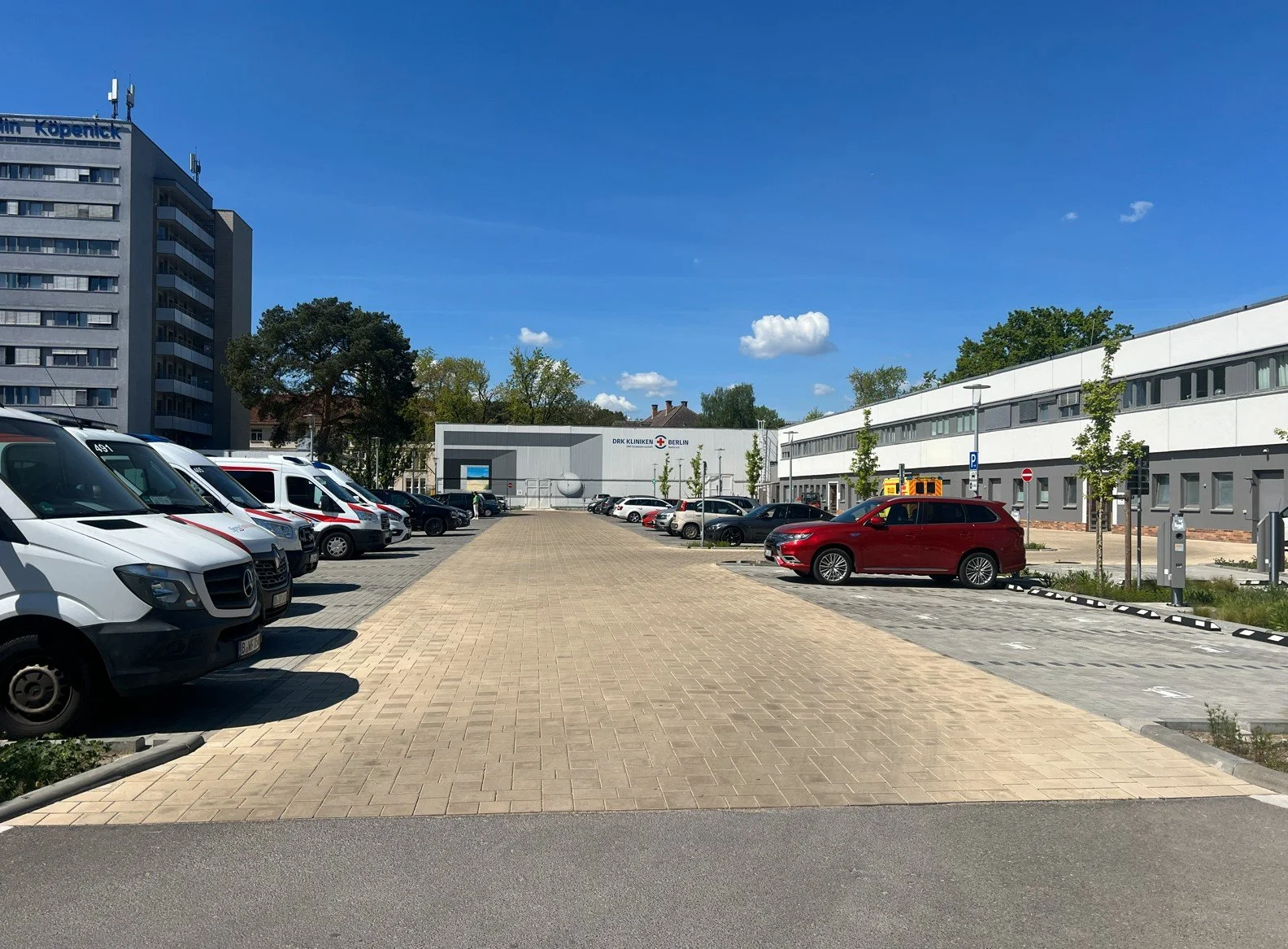 Umweltfreundliche Stellplatzanlage mit Grüninseln und durchdachter Außenraumgestaltung