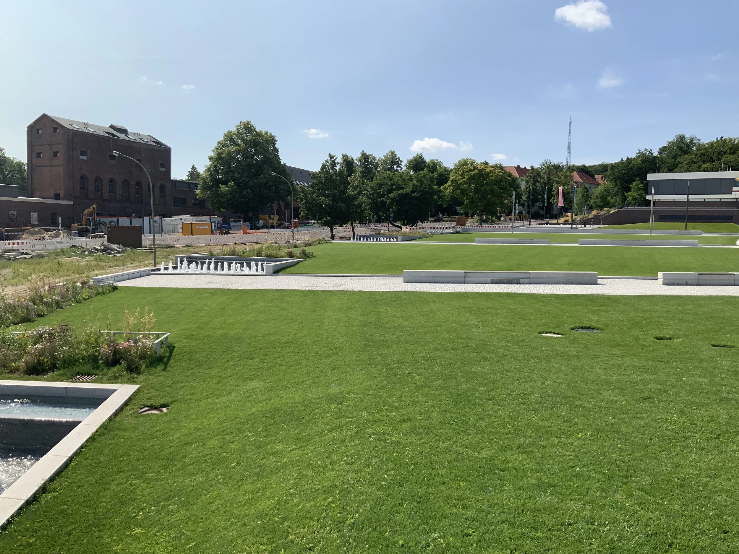 Landschaftlich gestaltete Grünfläche mit Regenwasserversickerung durch Rasenflächen