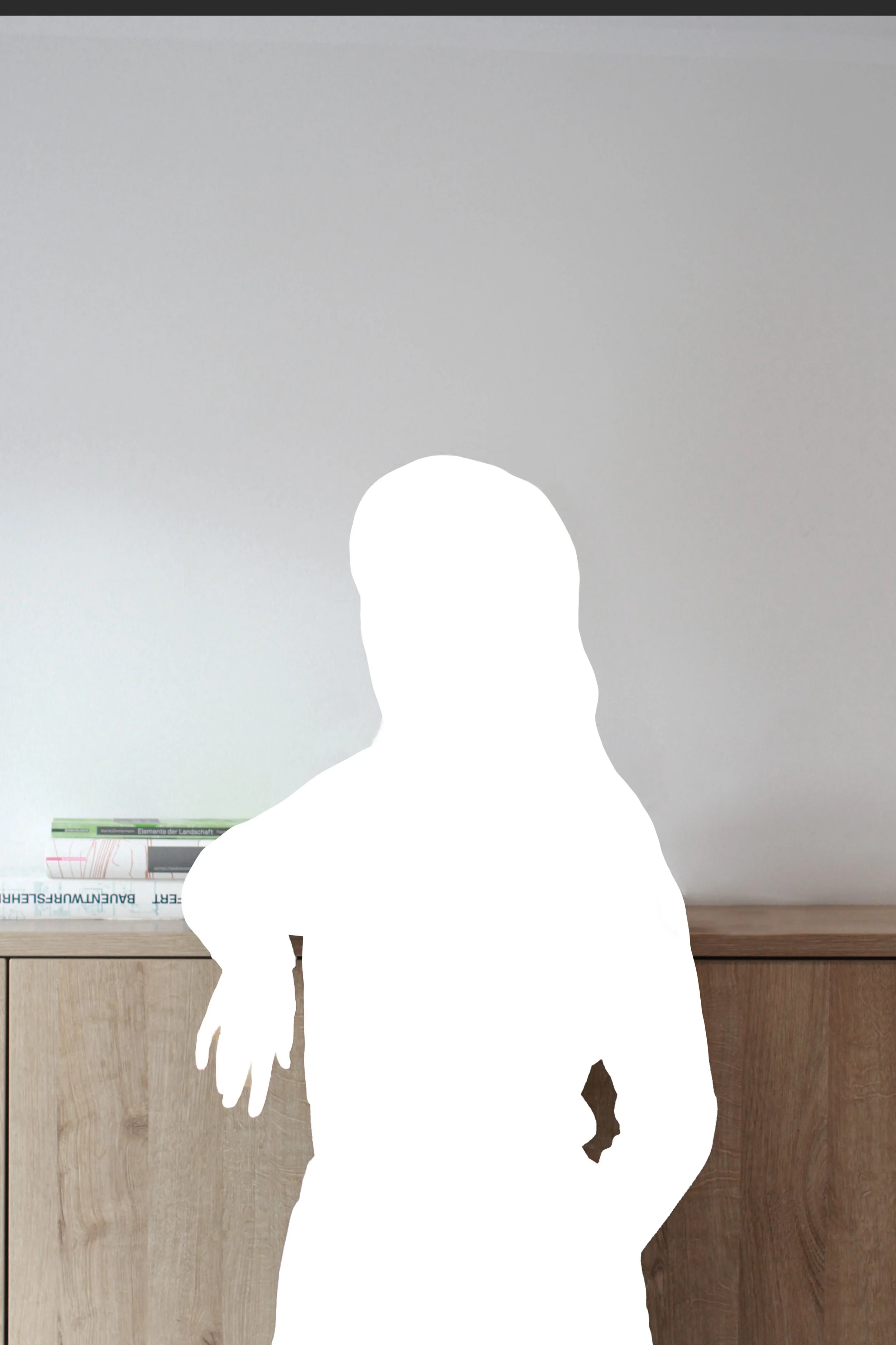 Silhouette einer Person mit ausgestrecktem Arm, vor einem weißen und grauen Hintergrund mit einem Holzschrank und Büchern.