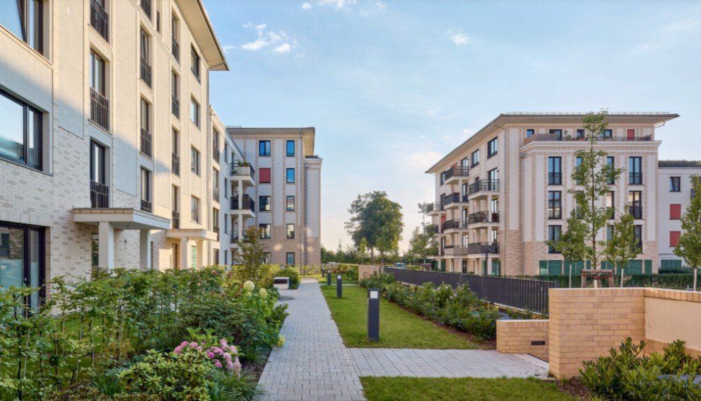 Eingänge Wohnquartier mit landschaftsarchitektonisch konzipierten Wegen, Grünflächen und Wegbeleuchtung