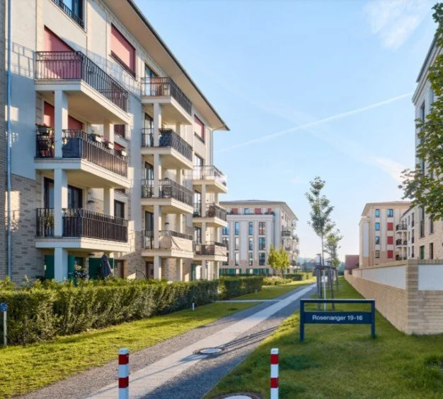 Weg mit herausnehmbaren Sperrpfosten und Adressstele