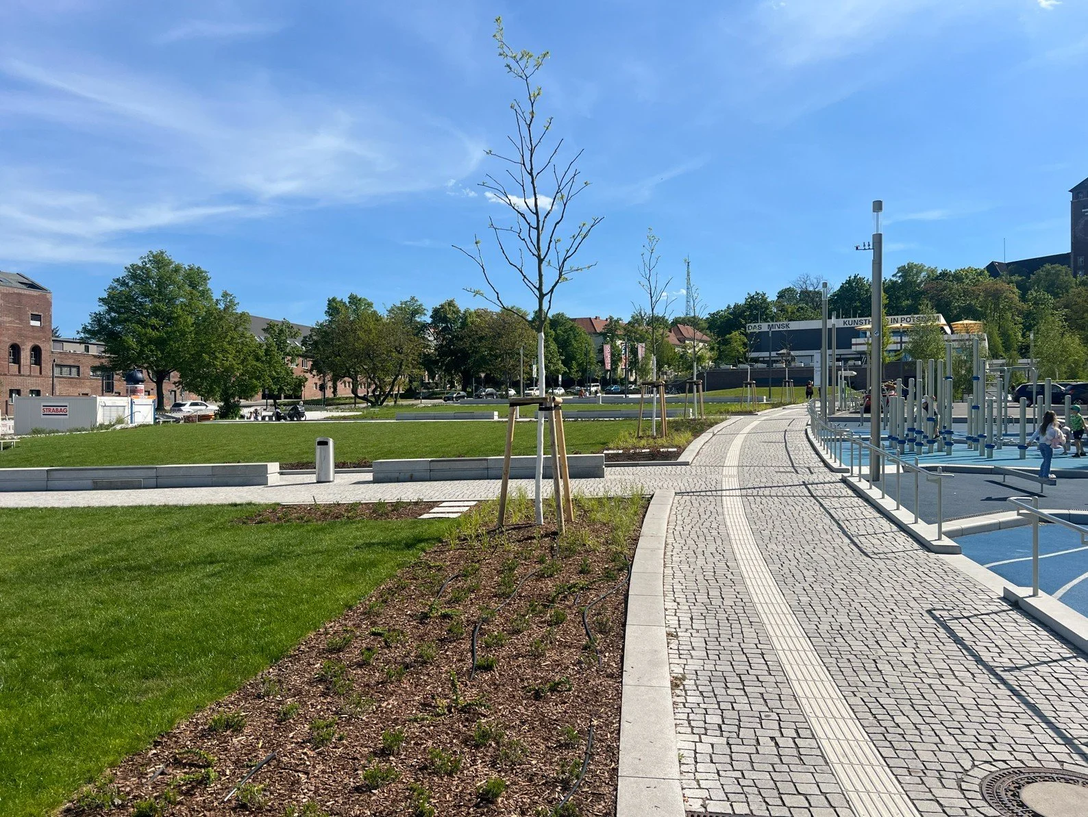 Rindenmulch Beet an einem geschwungenen Natursteinweg