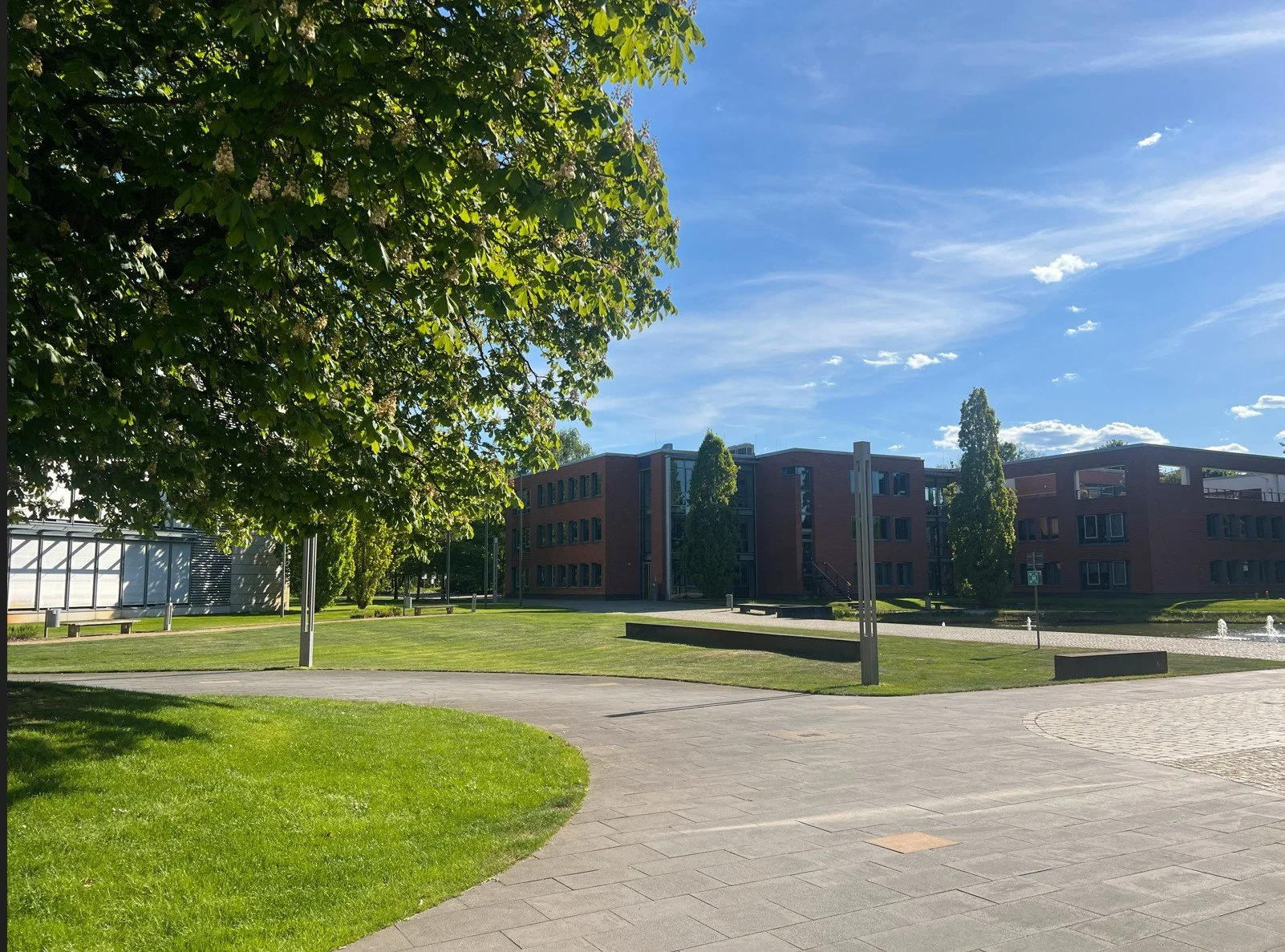 Parkbereich mit Aufenthaltsbereichen, dekorativen Wasserfontänen und durchdachter Wegeführung