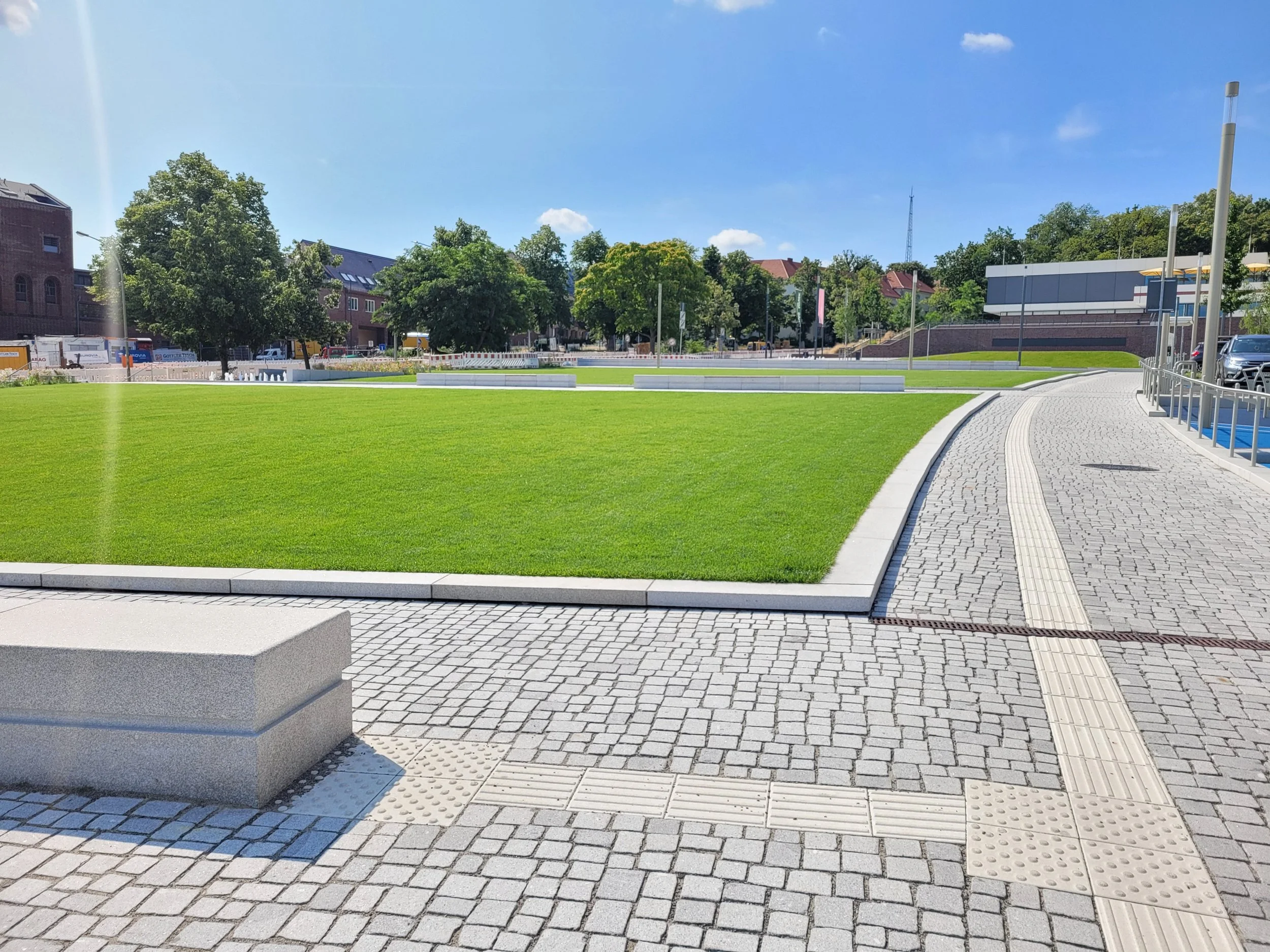 Sitzmöglichkeiten mit Blick auf den Rasen