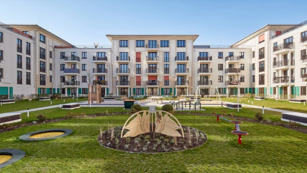 Modernes Wohnquartier mit strukturierter Wegeführung, Grünflächen und Kinderspielplatz