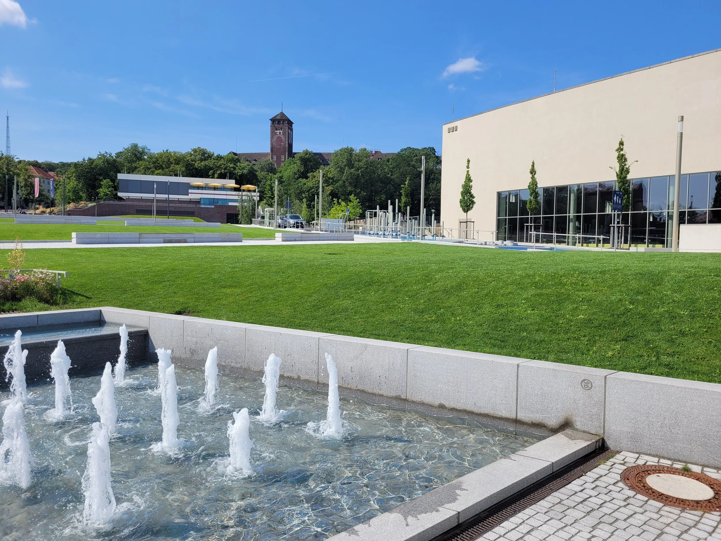 Wasserbecken mit Fontänen für eine angenehme Freizeitgestaltung und zeitgleicher Regenwassernutzung
