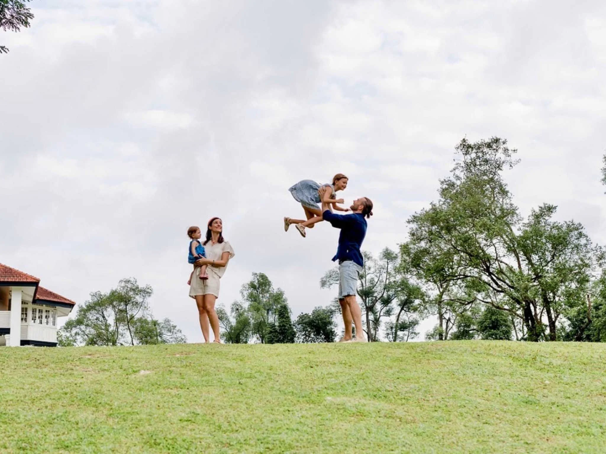 Familie im Botanischen Garten in Singapur.