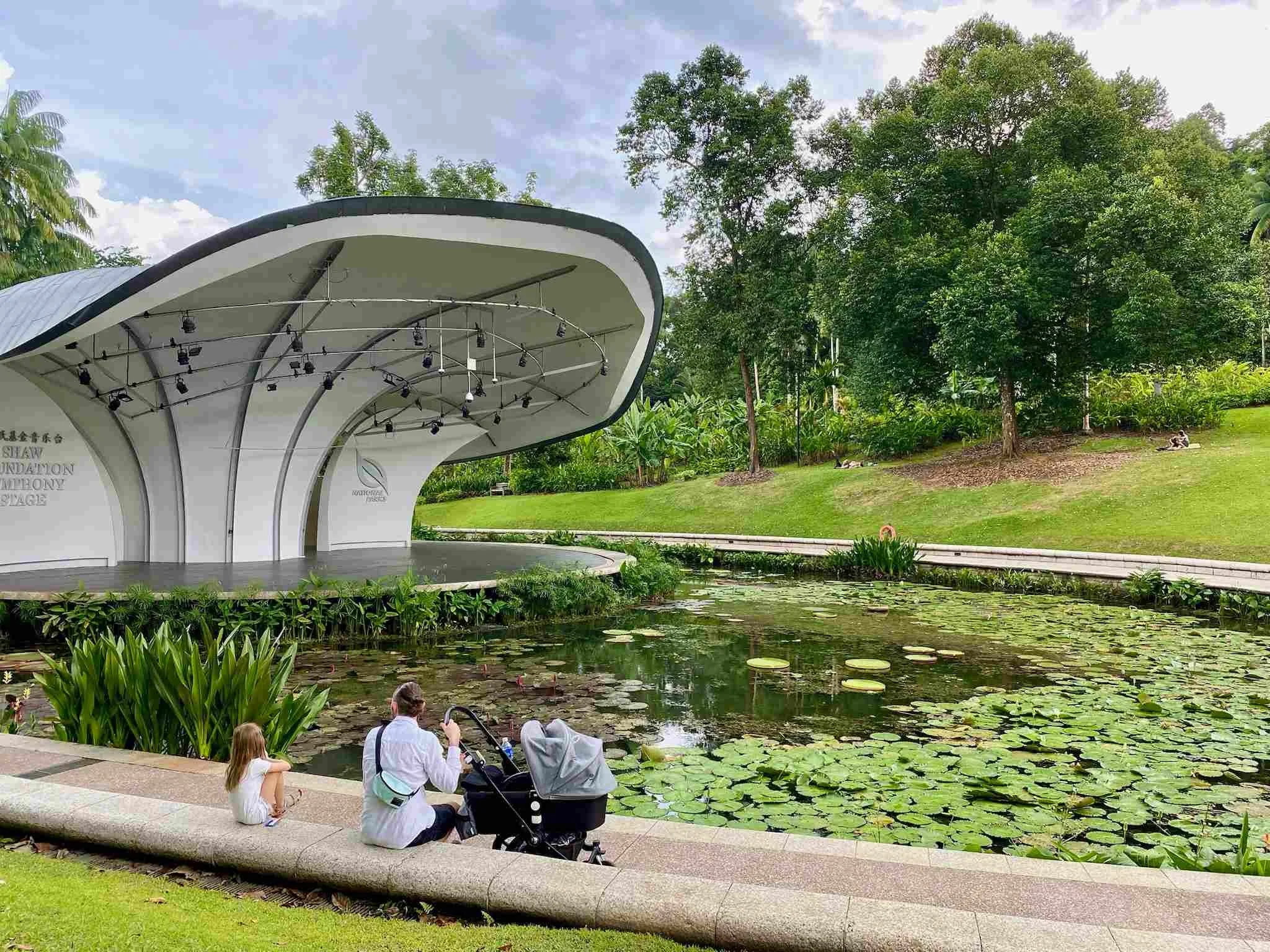 Vater mit Kindern im Botanischen Garten in Singapur.