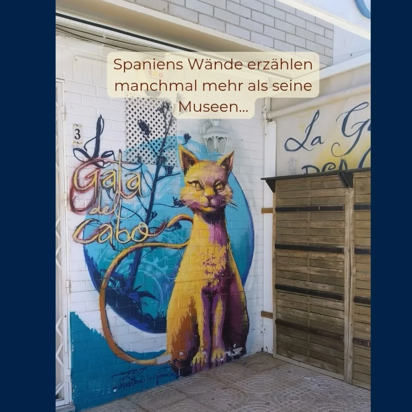 Spanien erz&auml;hlt viel, aber manchmal sagt eine Wand mehr als ein Museum.🖼️

In vielen spanischen St&auml;dten findest du Kunst, die nicht kuratiert wurde, sondern einfach passiert... Sie ist Kommentar, Protest, Humor &amp; Alltag zugleich. 

Das