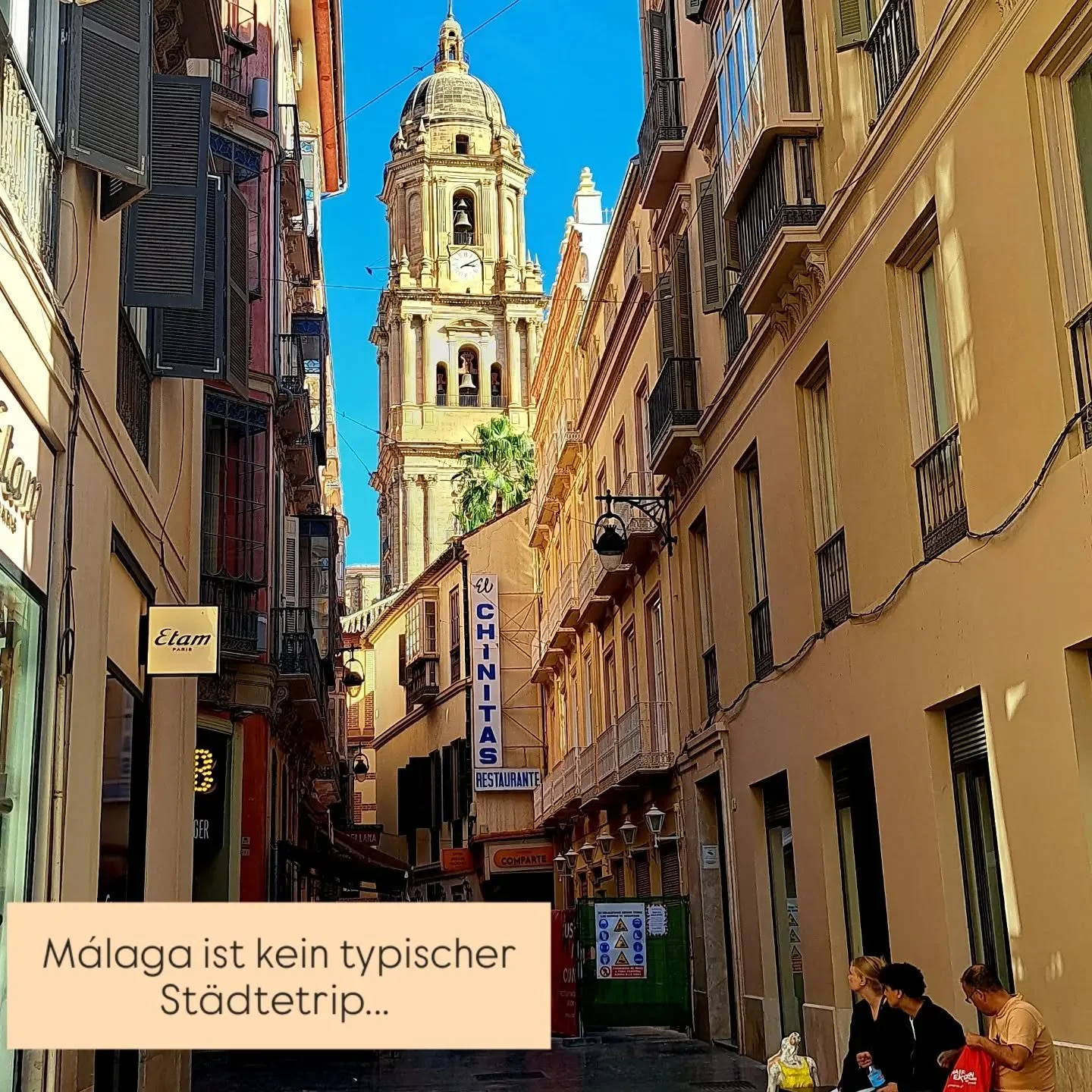 Malaga ist kein typischer St&auml;dtetrip.. Es ist so viel mehr.

Ein Tag in Malaga f&uuml;hlt sich anders an, intensiver, echter und w&auml;rmer 😉

Zwischen Kopfsteinpflaster, Tapasduft &amp; Meeresrauschen: ein Kurztrip, der im Ged&auml;chtnis ble