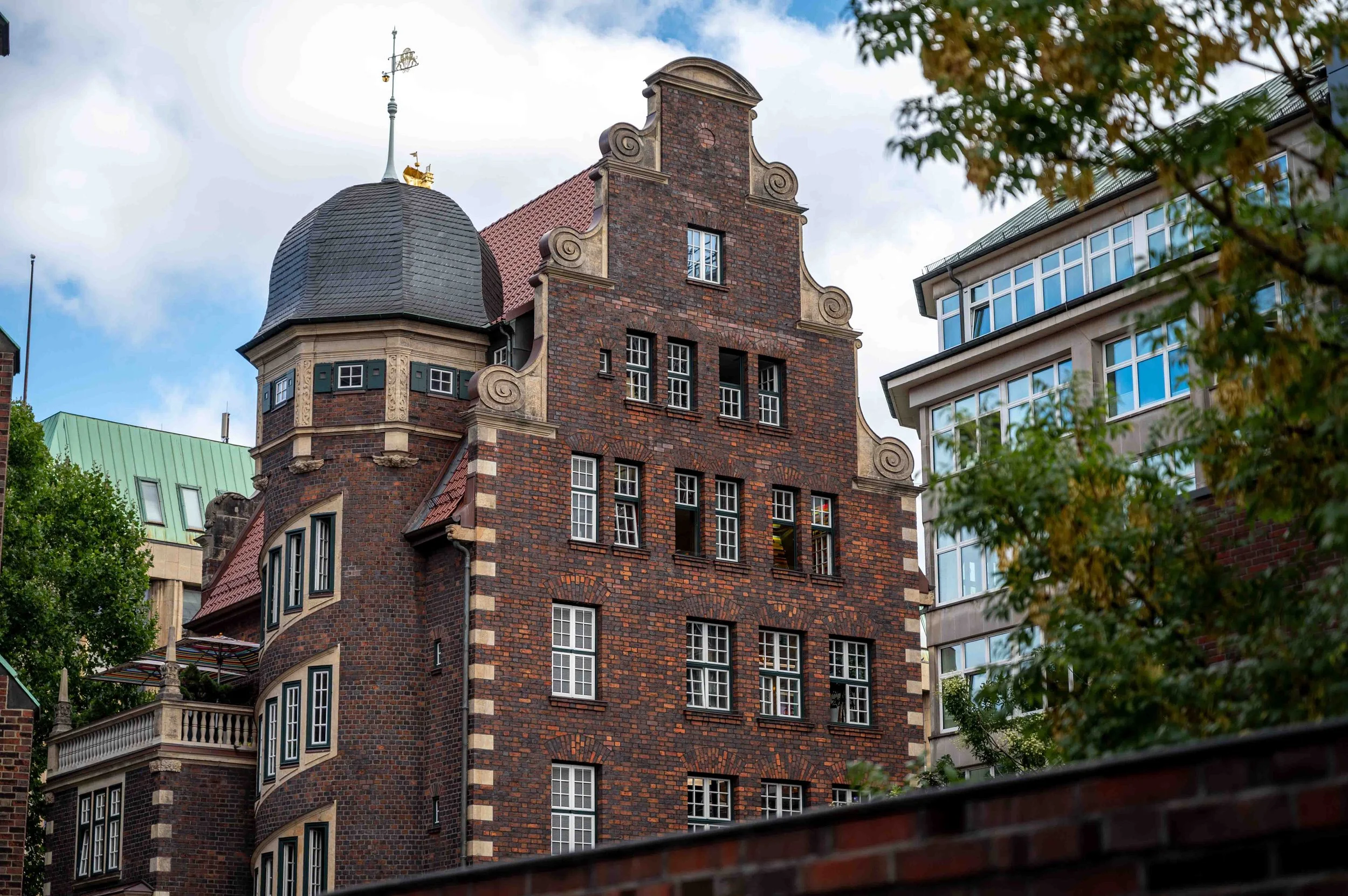 Uncovering Hamburg's Hidden Gems: The Ultimate Street Art Walking Tour Experience!