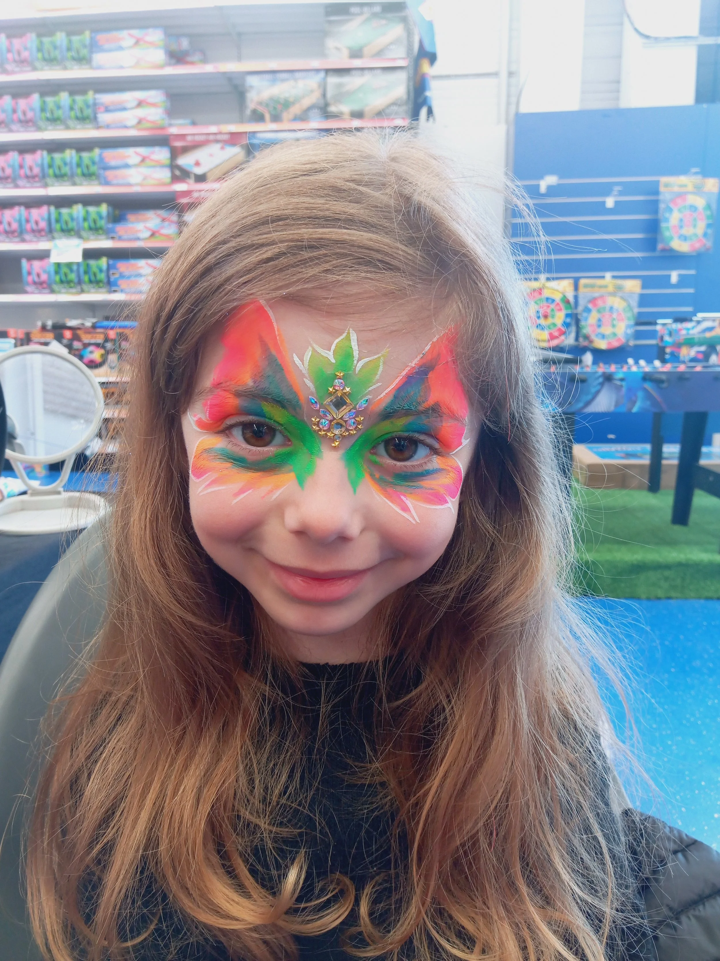 Maquillage papillon multicolore avec facegems