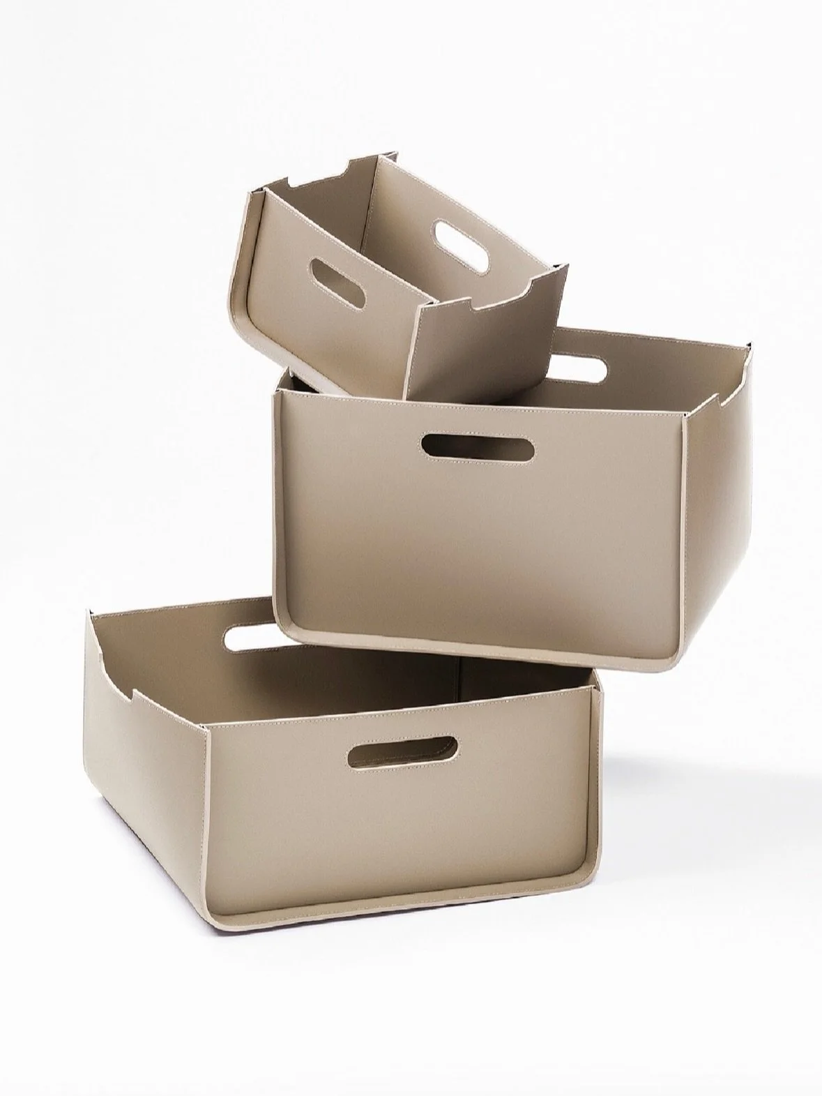 The Art of Refined Living 🤎

Onda Basket Regular
Finest regenerated leather baskets with water resistant and UV resistant finish. Provided with handles, comes in 3 sizes and varios colours 🤎