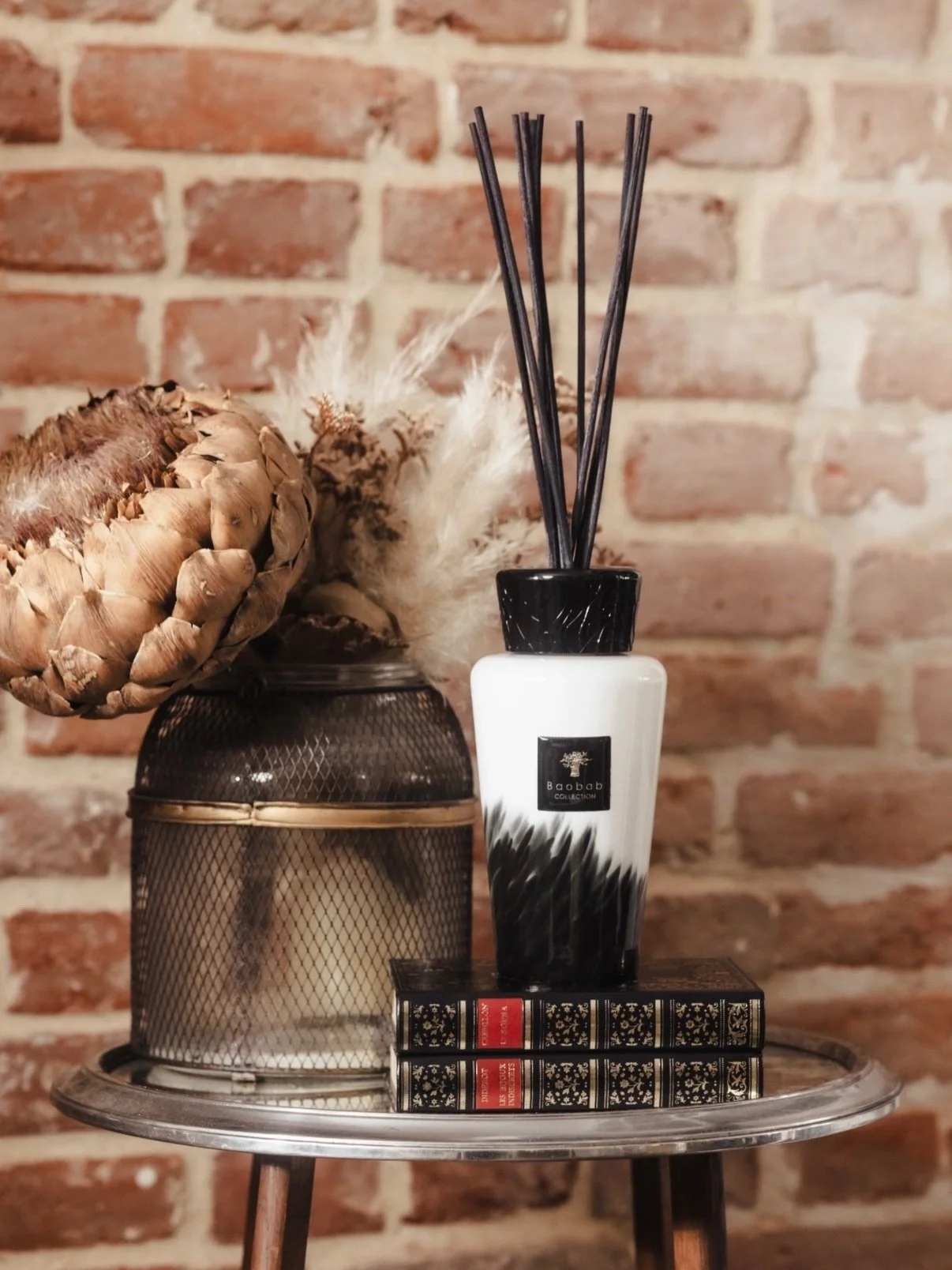 &Tau;&omicron; Feathers Diffuser &kappa;&alpha;&iota; &tau;&omicron; Scented Candle &epsilon;ί&nu;&alpha;&iota; &kappa;ά&tau;&iota; &pi;&epsilon;&rho;&iota;&sigma;&sigma;ό&tau;&epsilon;&rho;&omicron; &alpha;&pi;ό έ&nu;&alpha; ά&rho;&omega;&mu;&alpha;