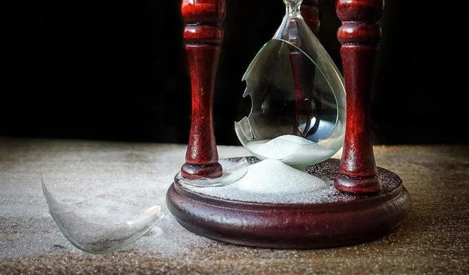 Reloj de vidrio roto.jpg