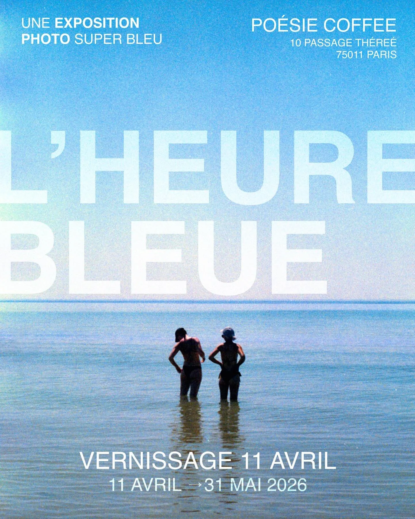 🌊 Passons &agrave; l&rsquo;heure bleue x @poesiecoffee 

L&rsquo;Heure bleue, c&rsquo;est celle o&ugrave; l&rsquo;on ose s&rsquo;arr&ecirc;ter. O&ugrave; l&rsquo;on tourne le dos &agrave; l&rsquo;agitation pour regarder, enfin, ce qui nous entoure.
