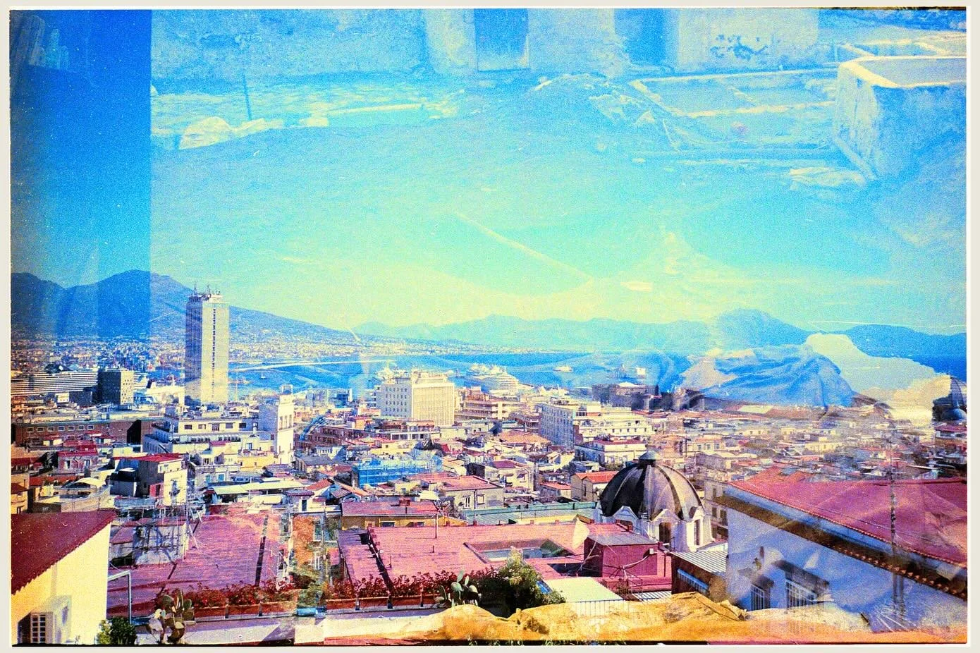 quelques lumi&egrave;res qui m&rsquo;ont &eacute;merveill&eacute;es derni&egrave;rement 

😋 tout &agrave; &eacute;t&eacute; captur&eacute; sur pellicule, parfois des tr&egrave;s vieilles et gr&acirc;ce &agrave; de vieux appareils photo. Scann&eacute